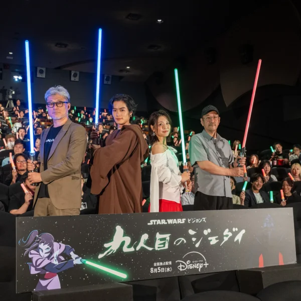 登壇者4人と観客のライトセーバー演出