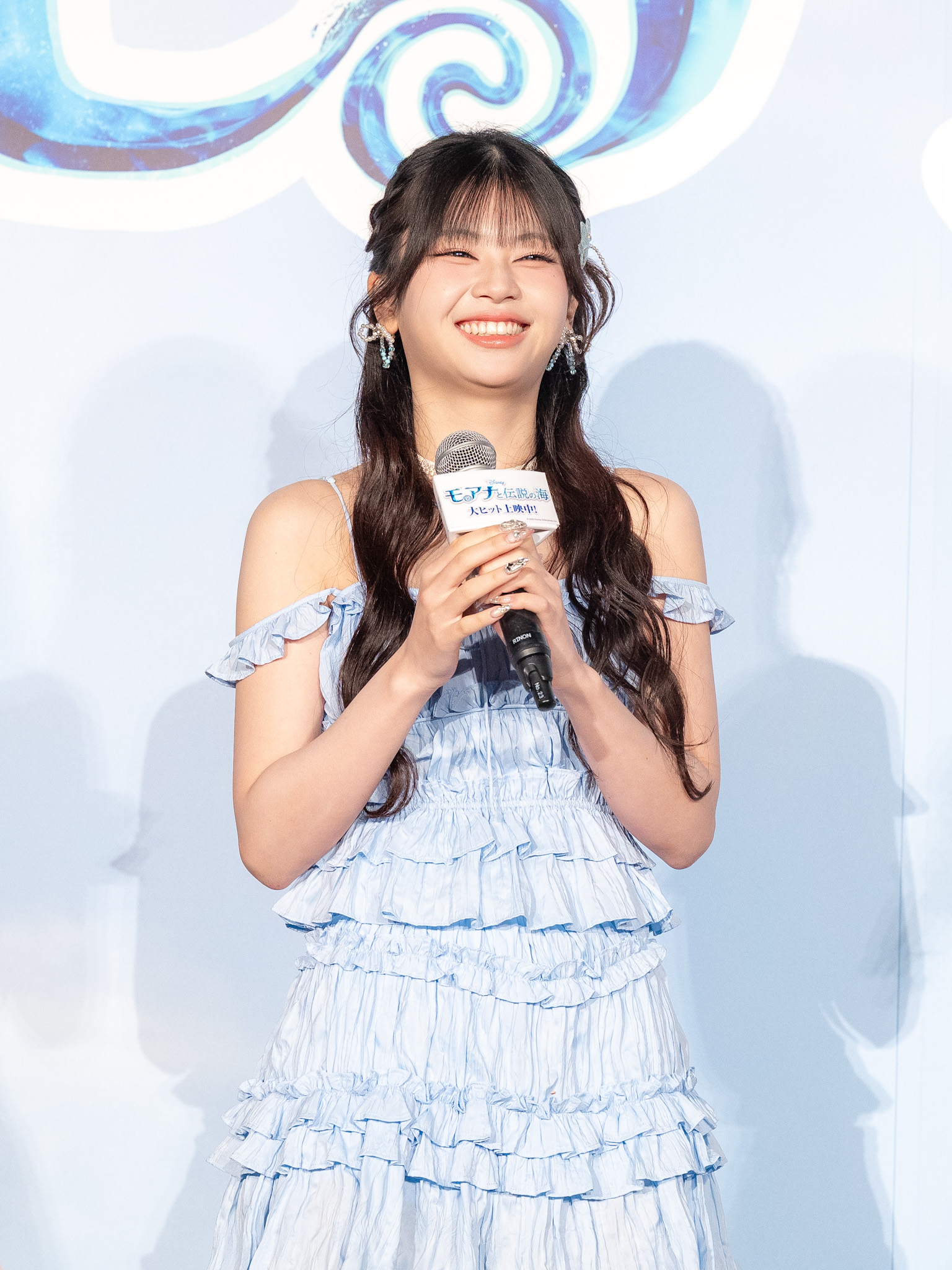 笑顔を見せるRINON