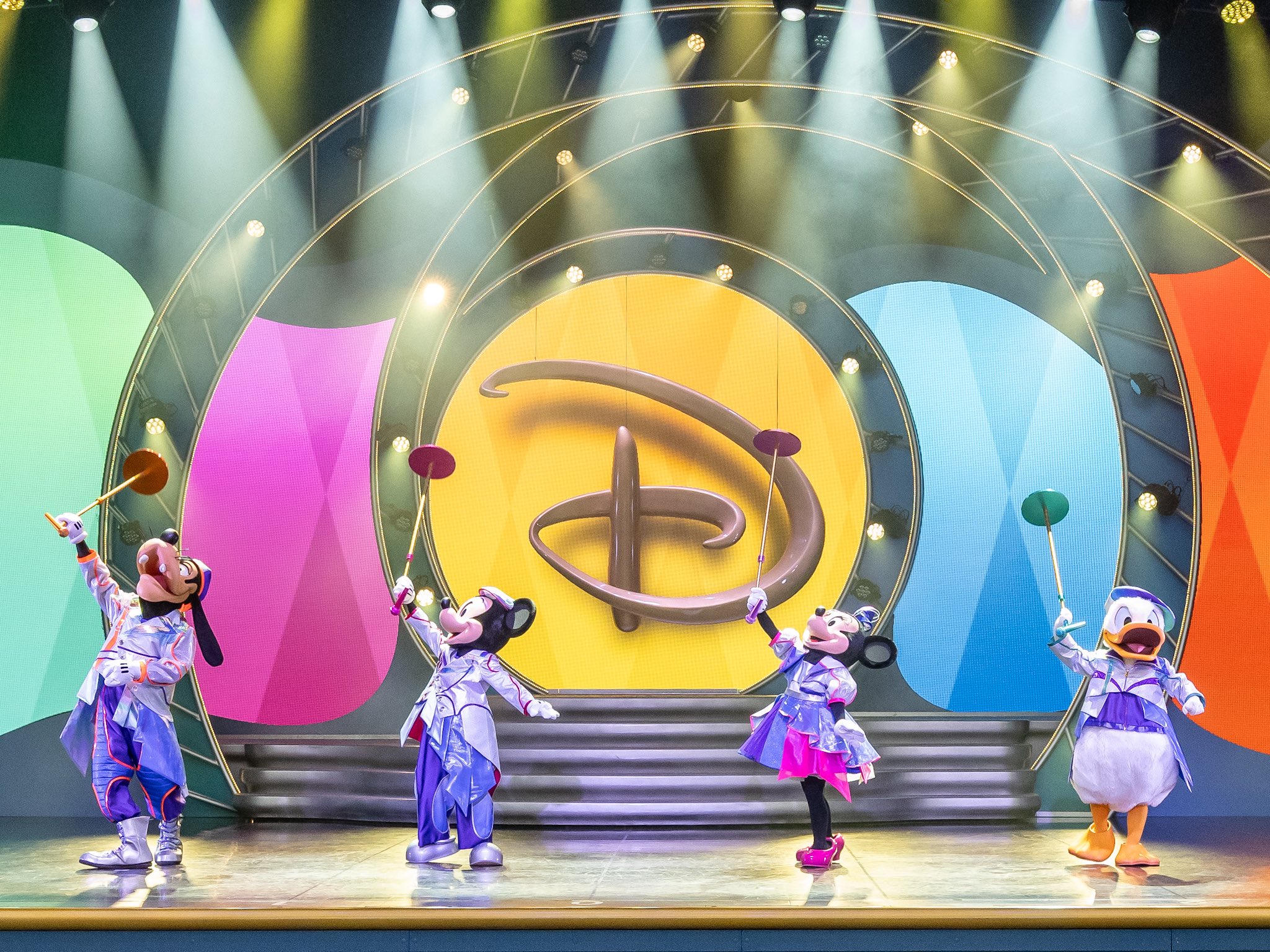 『It’s a Small World』の場面で踊るミニーマウス、ドナルドダックとダンサーたち