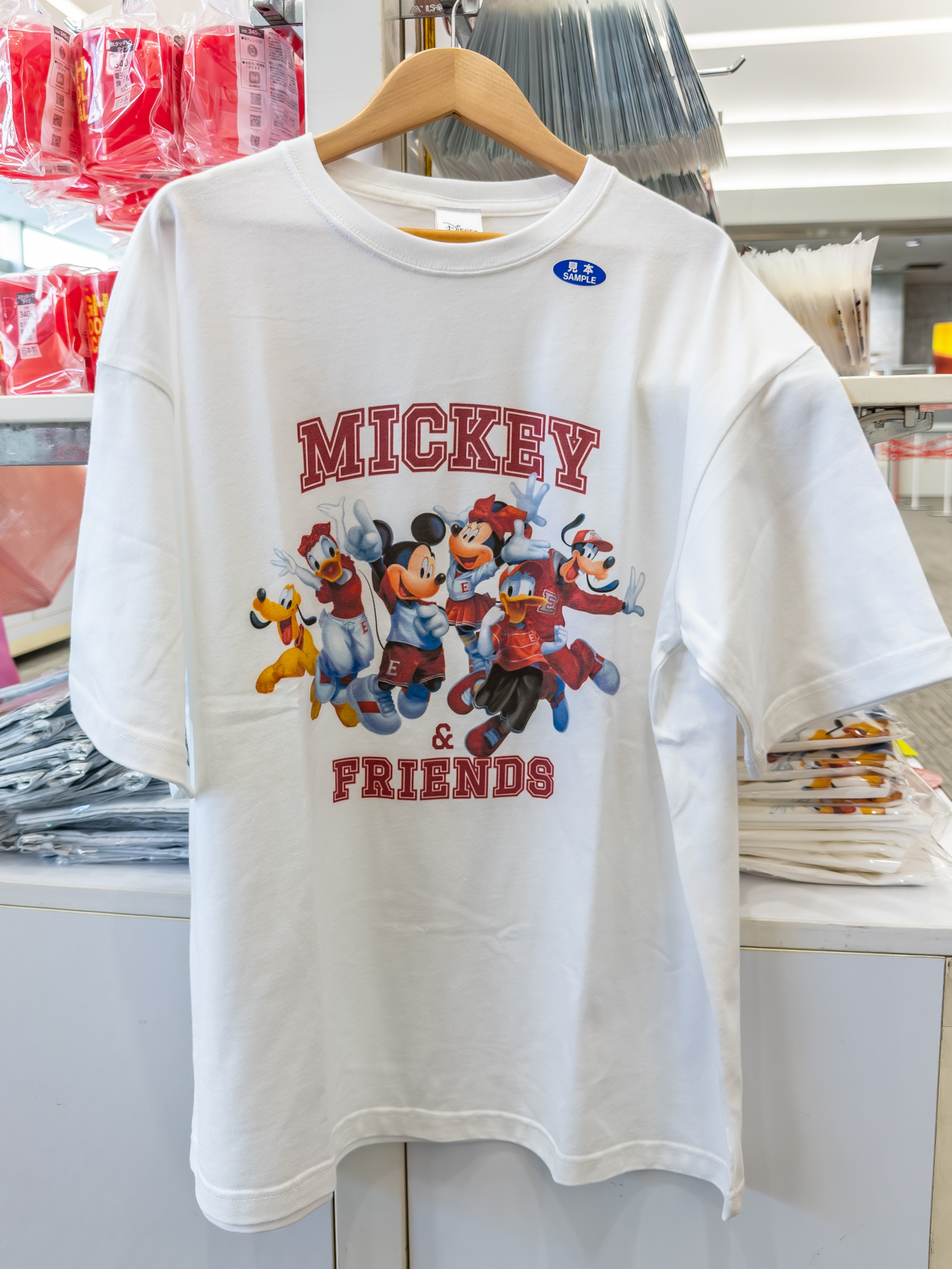 ディズニー・チャンネル「ハイスクール・ミュージカル20周年 ザ・フェスティバル」 ミッキー&フレンズのTシャツ