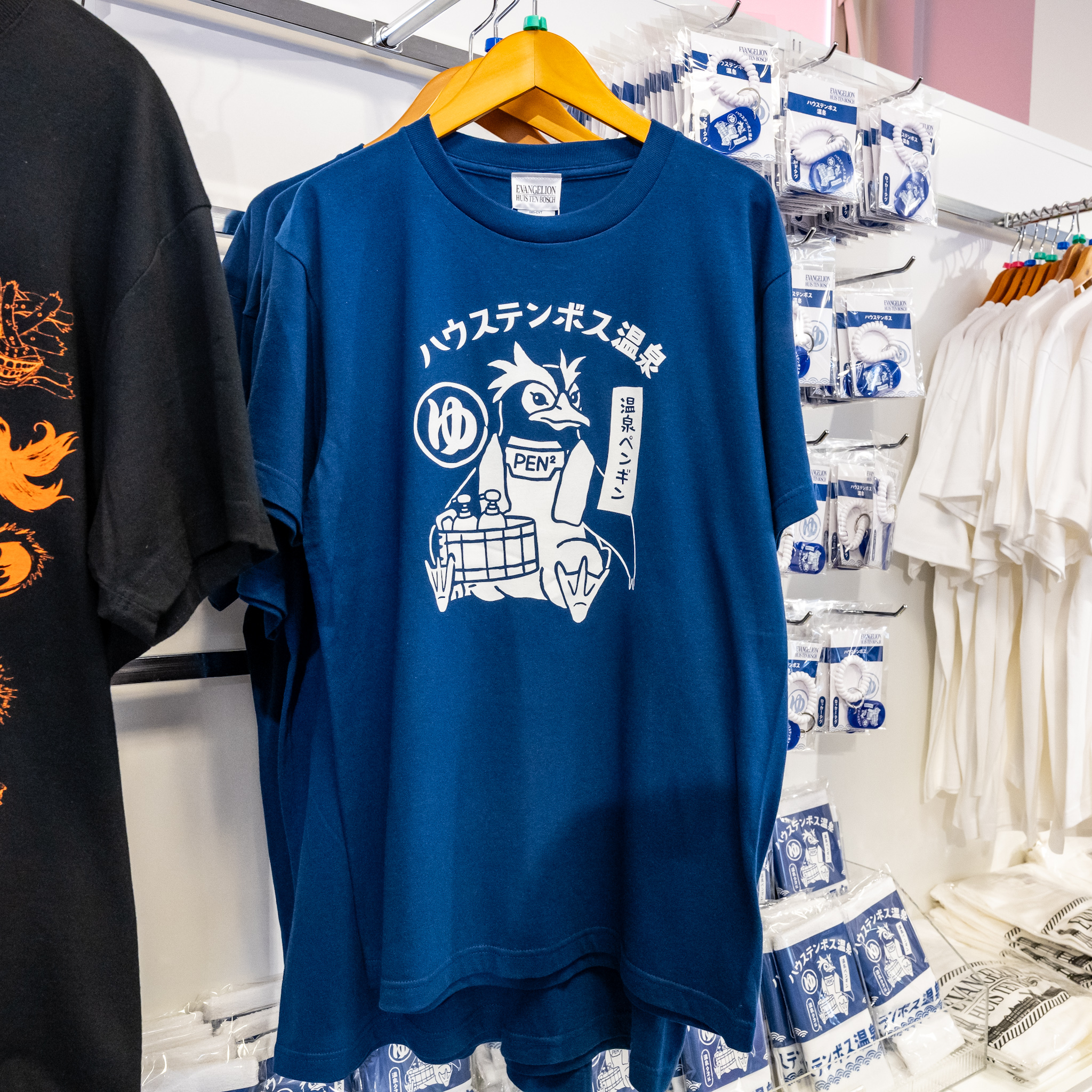 湯桶を抱えた「ペンペン」を大きくプリントしたハウステンボス温泉デザインのTシャツ