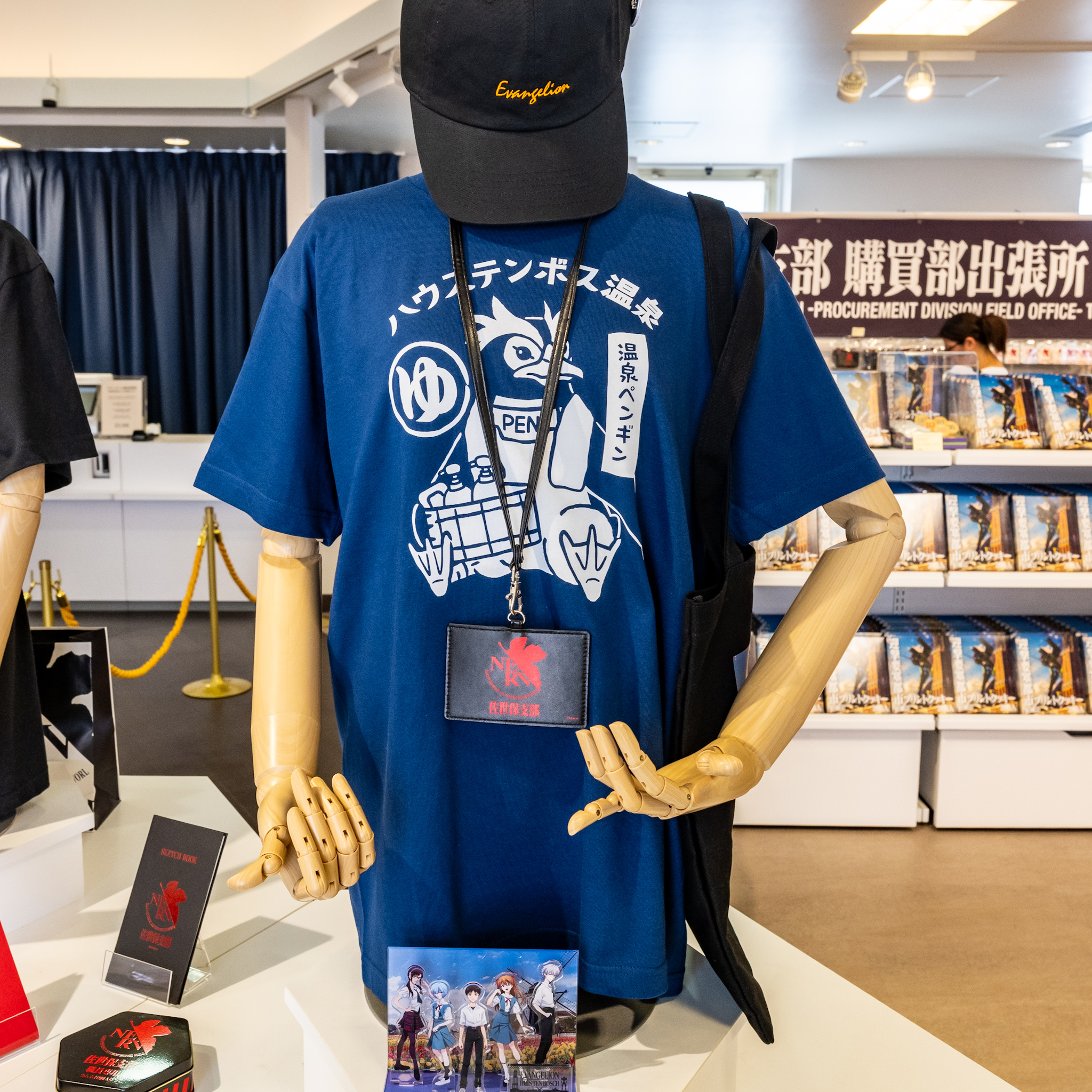 キャップやパスケースと合わせたエヴァンゲリオン「温泉ペンギン ペンペン」Tシャツの着用イメージ