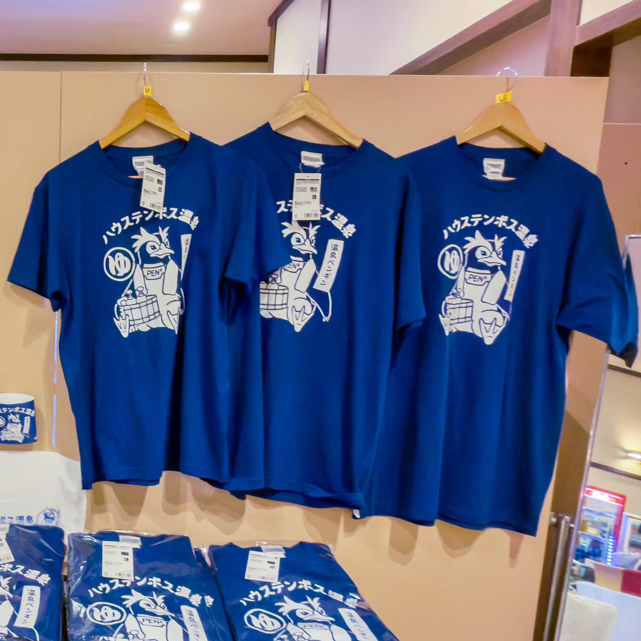 サイズ違いで並ぶエヴァンゲリオン「温泉ペンギン ペンペン」Tシャツ
