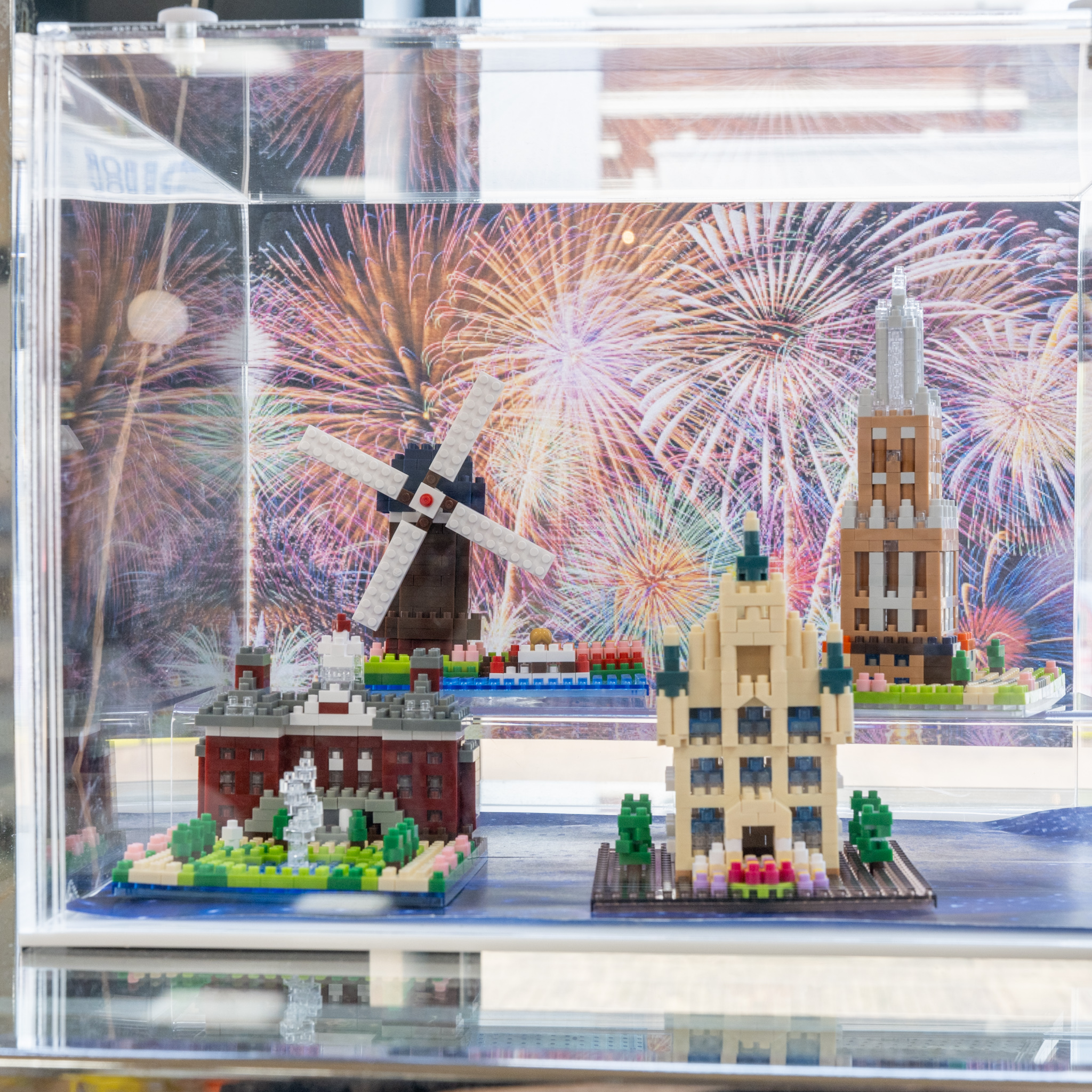 花火の背景の前に並ぶハウステンボス限定ナノブロック4種の組立見本
