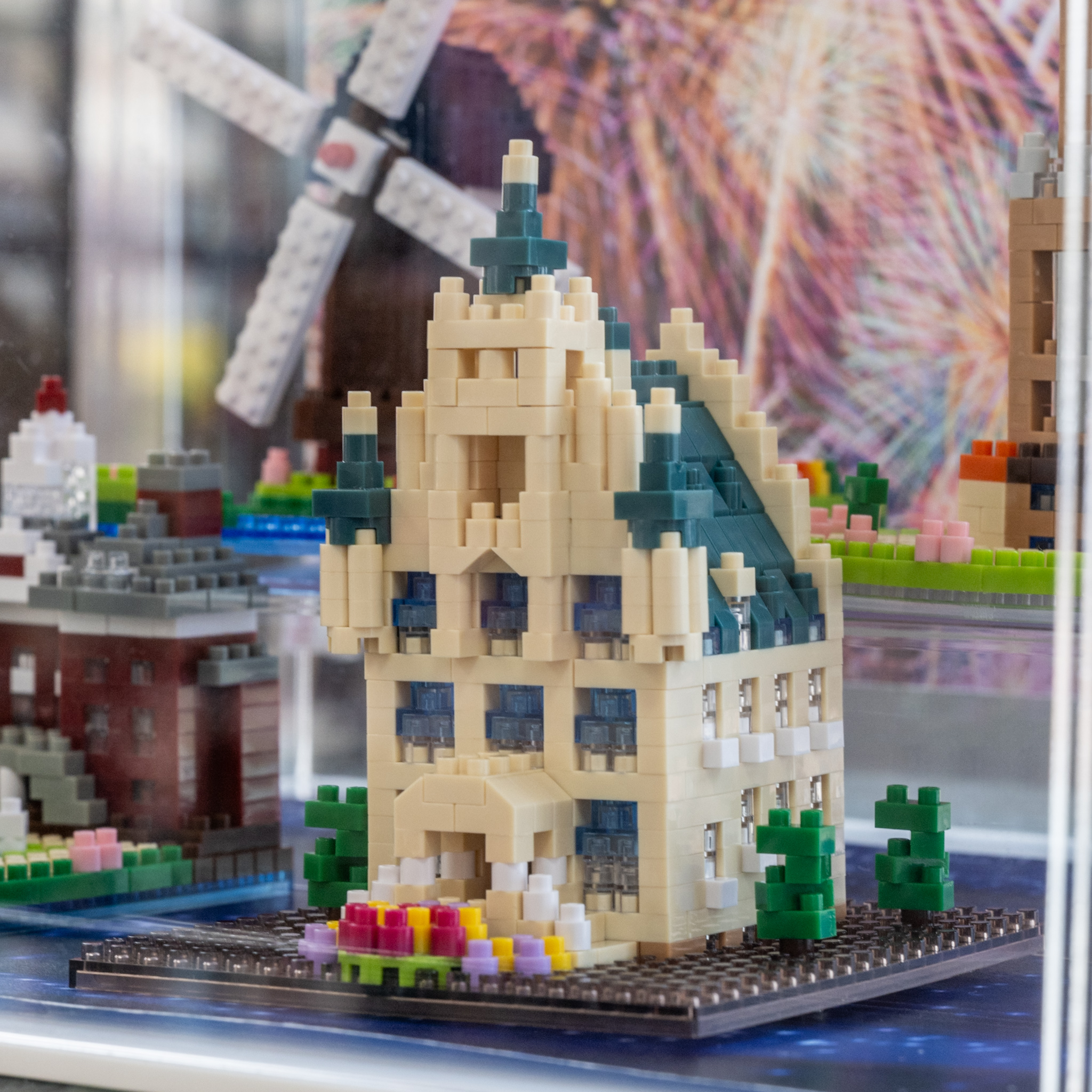 クリーム色の外壁と深緑の屋根を再現したナノブロック ハウステンボス限定 スタッドハウス