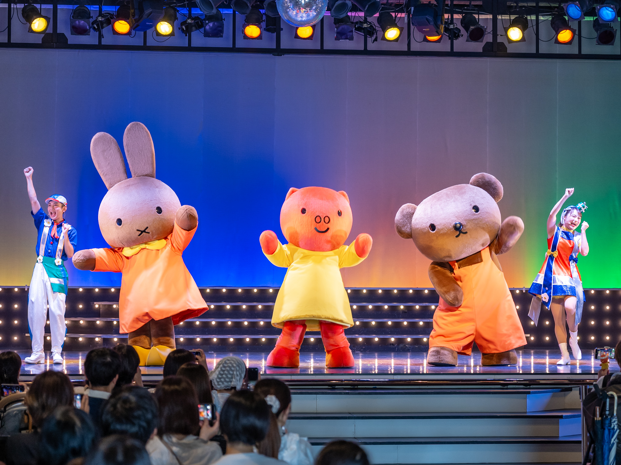 ステージに登場したメラニー、グランティ、ボリスとパフォーマー