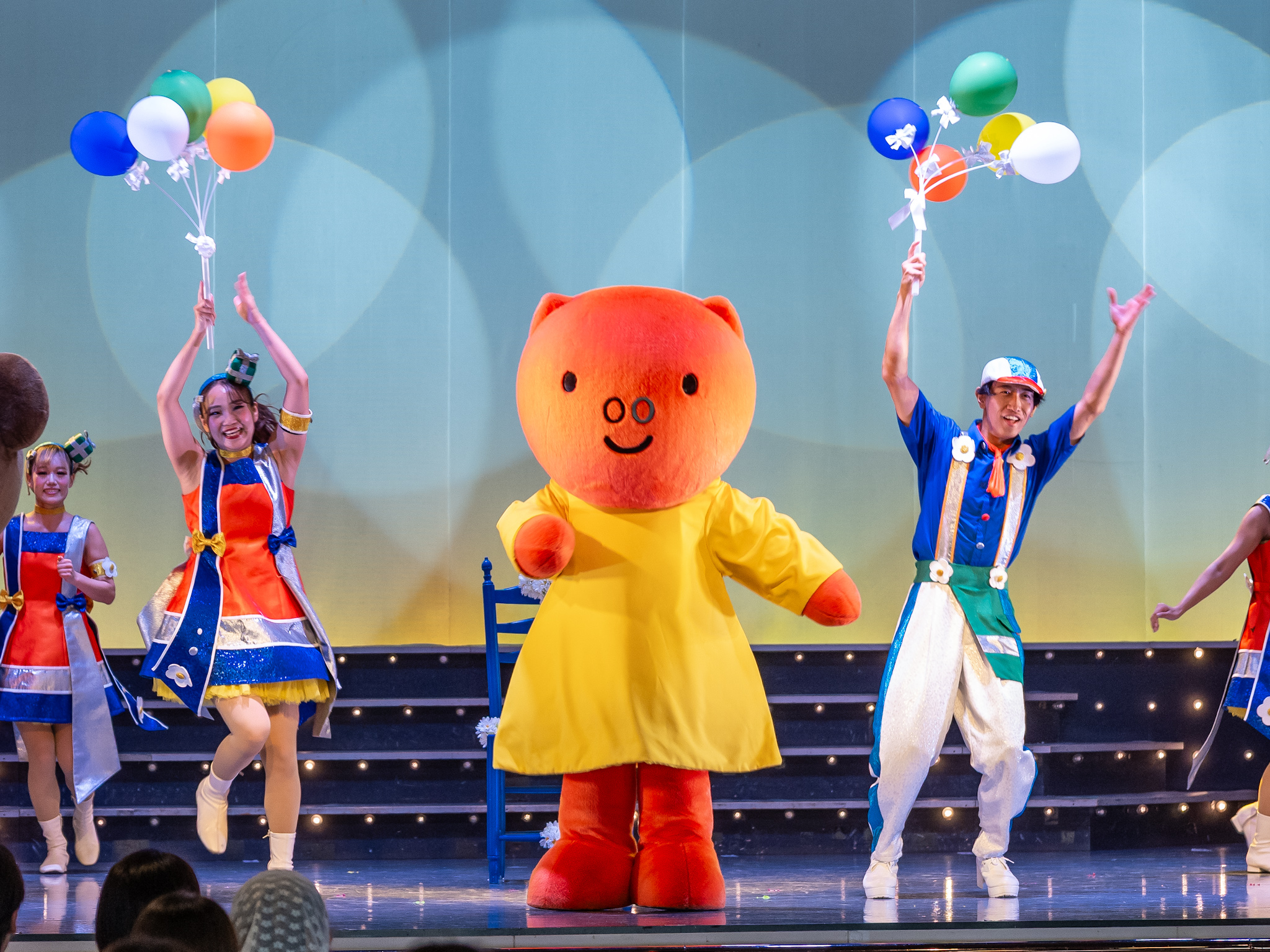 カラフルな風船の束と一緒に踊るグランティ