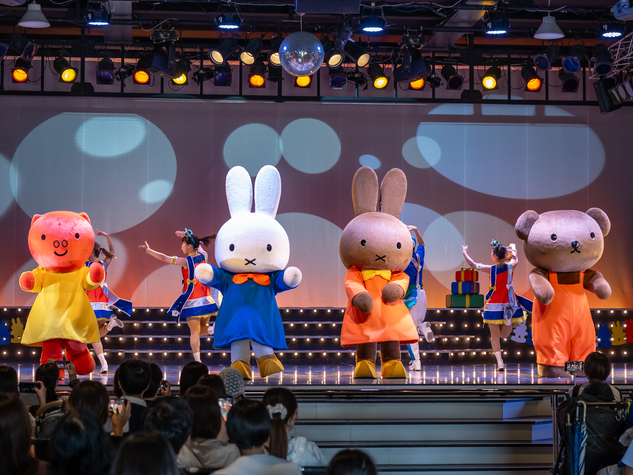 登場したミッフィーとグランティ、メラニー、ボリスの4人がそろったステージ