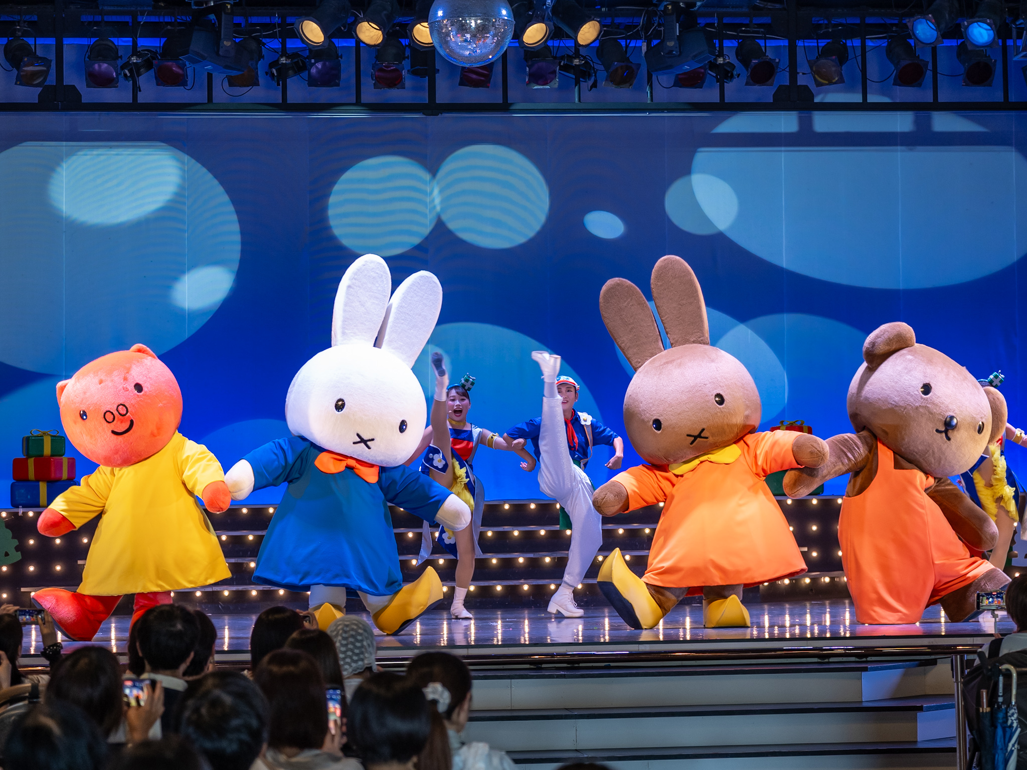 ダンサーとハイキックを決めるミッフィー、メラニー、ボリス、グランティ