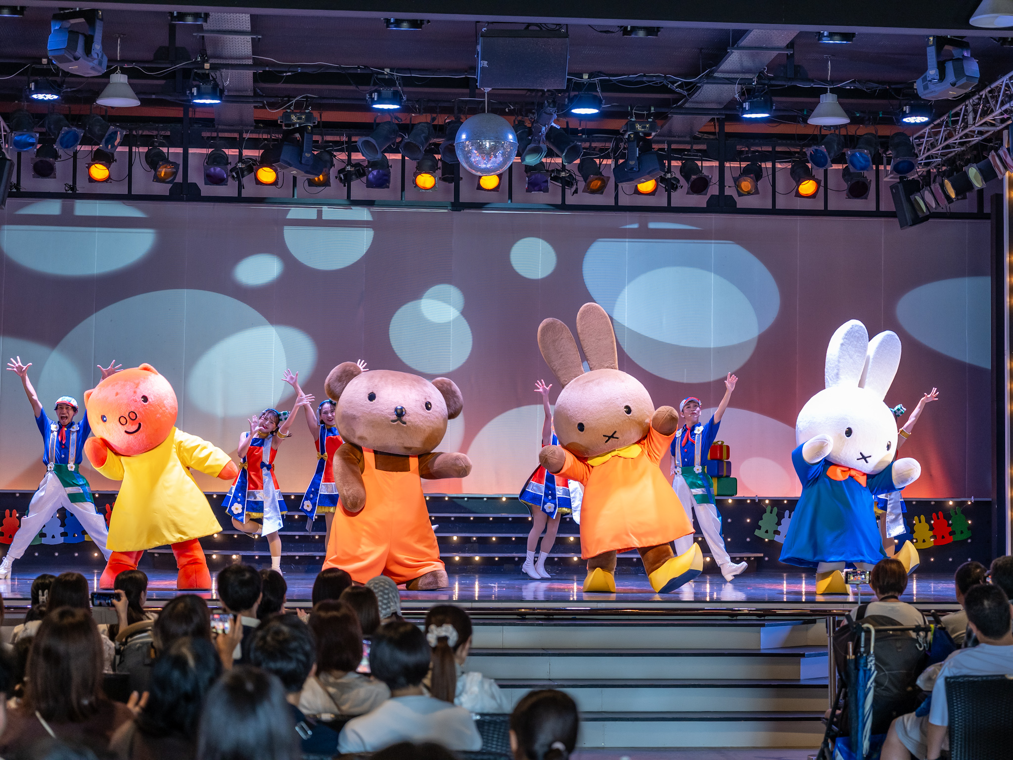 整列してポーズを決めるグランティ、ボリス、メラニー、ミッフィー