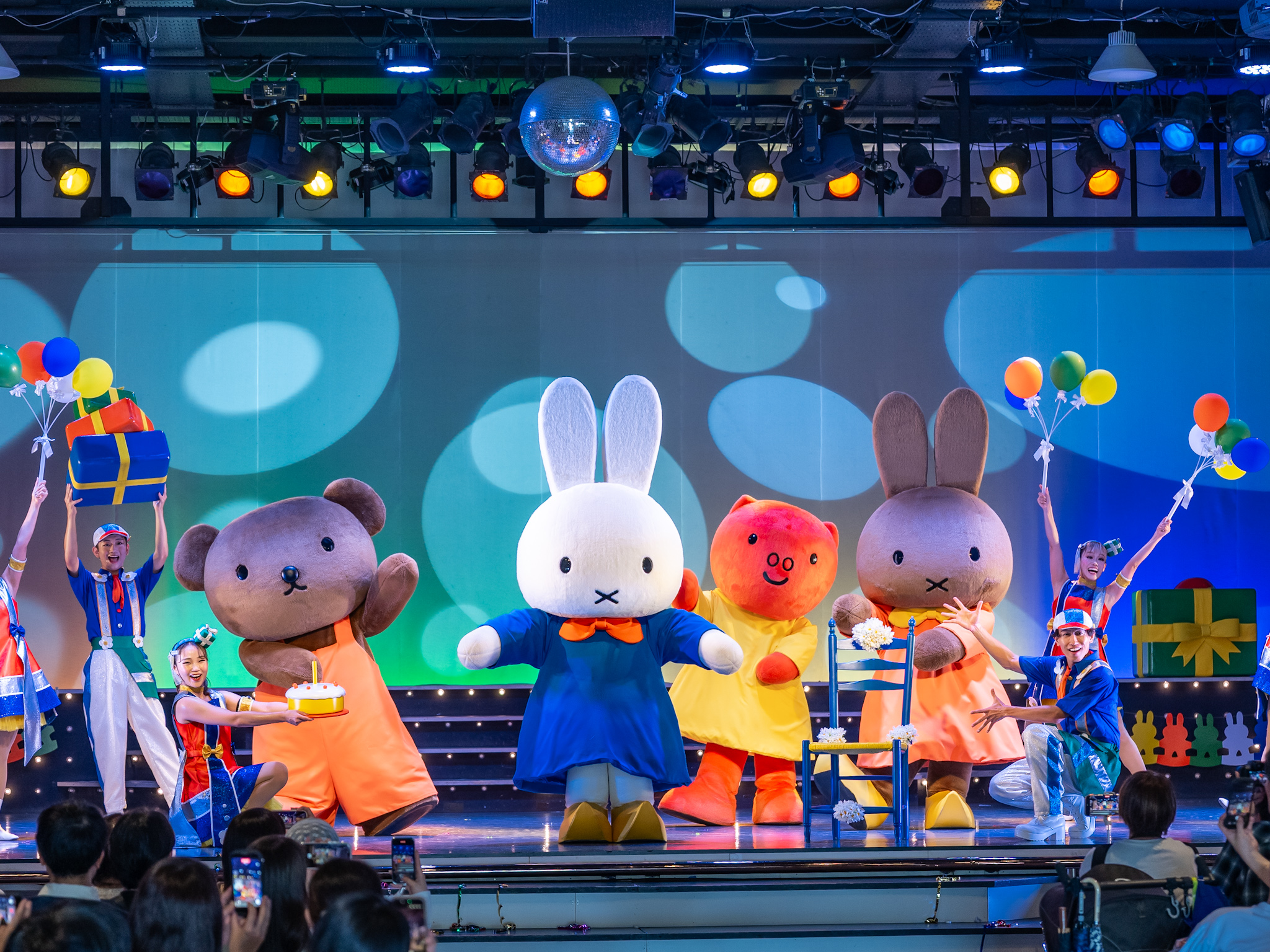 ケーキと風船に囲まれるミッフィー、メラニー、ボリス、グランティ