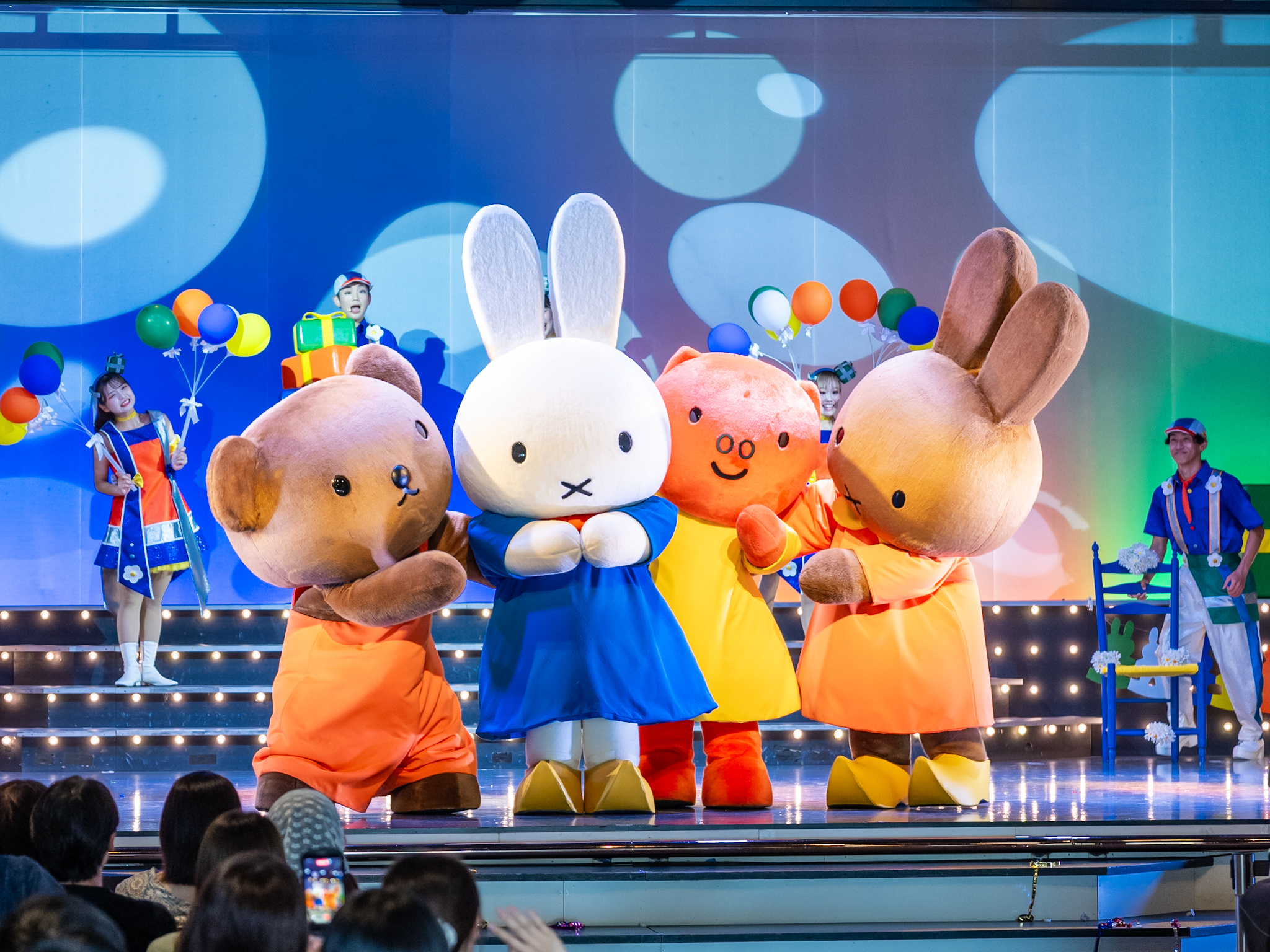 ぎゅっと寄り添うミッフィー、メラニー、ボリス、グランティ
