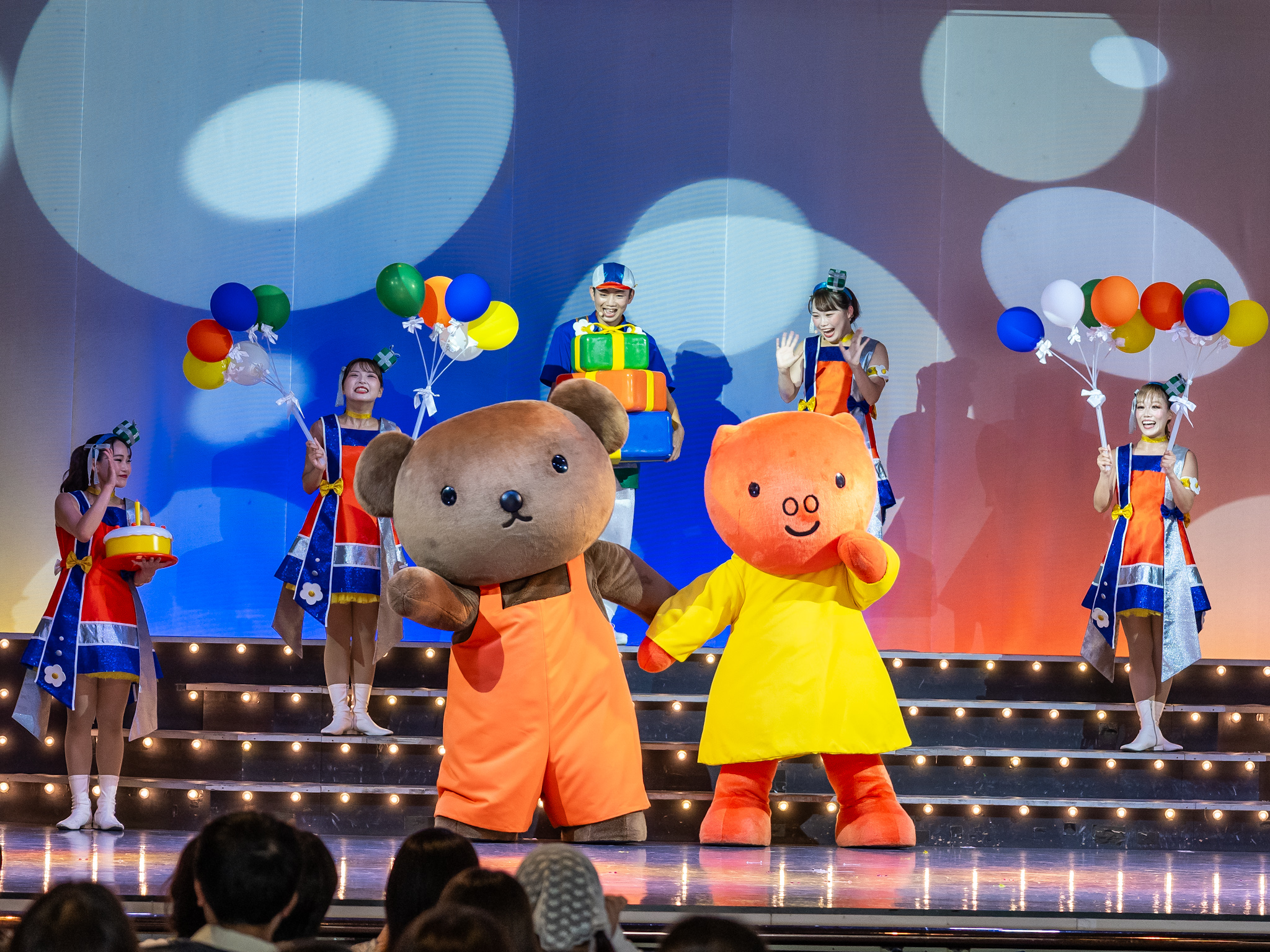 手をつなぐボリスとグランティ