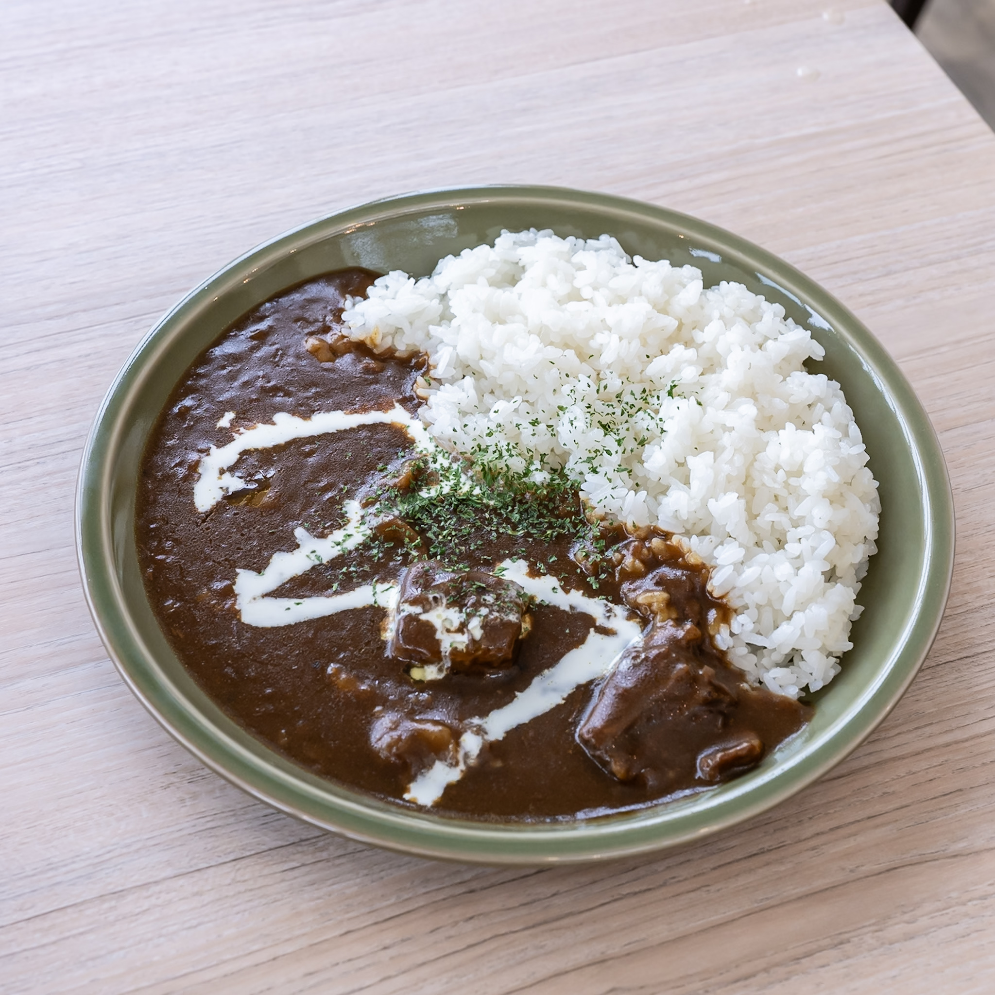 大ぶりの牛すじ肉が入ったとろける牛すじのビーフカレー