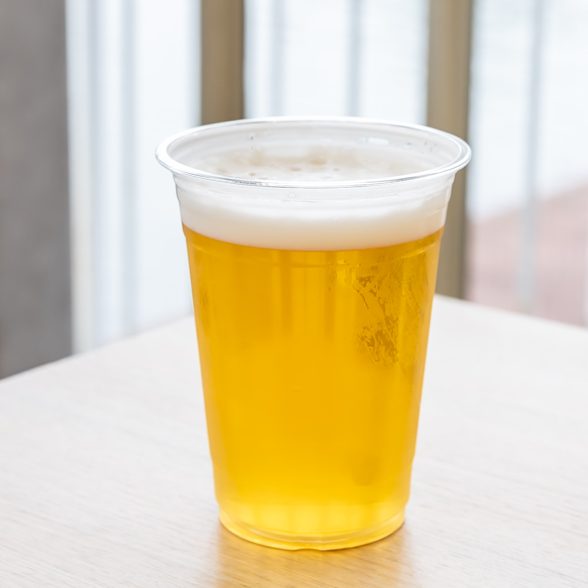 泡までしっかり注がれたアサヒスーパードライの生ビール