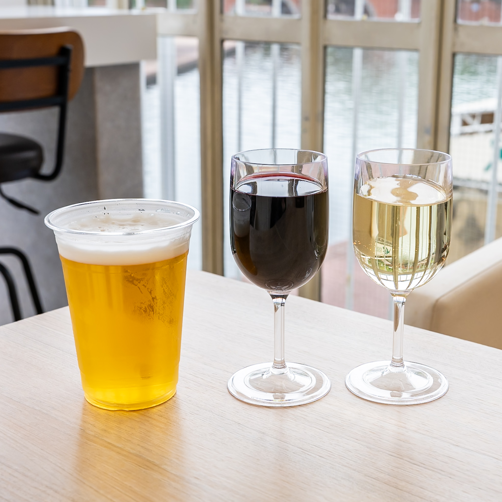 生ビールと赤白のハウスワインが並ぶテーブル