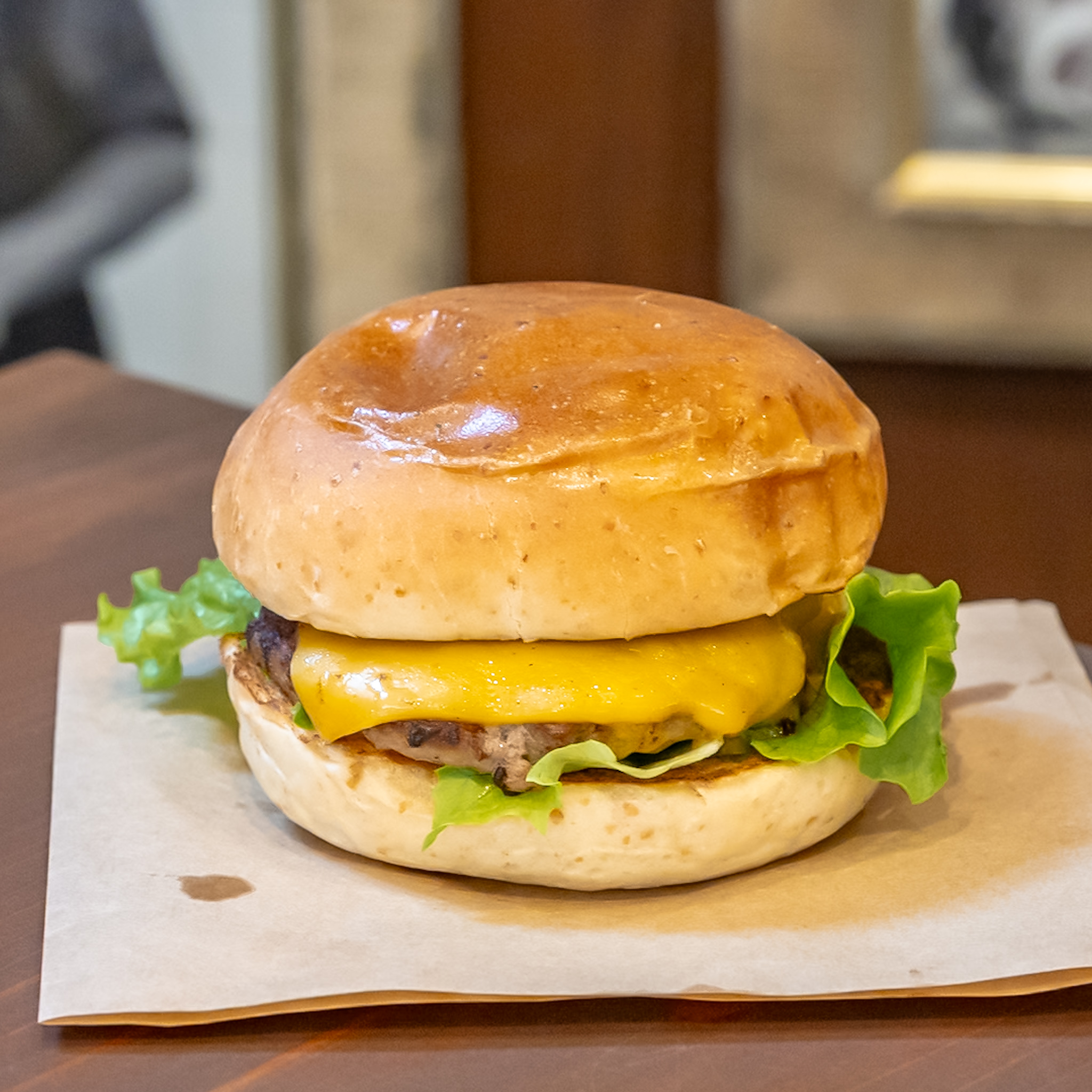 とろけるチェダーチーズをのせたチェダーチーズバーガー