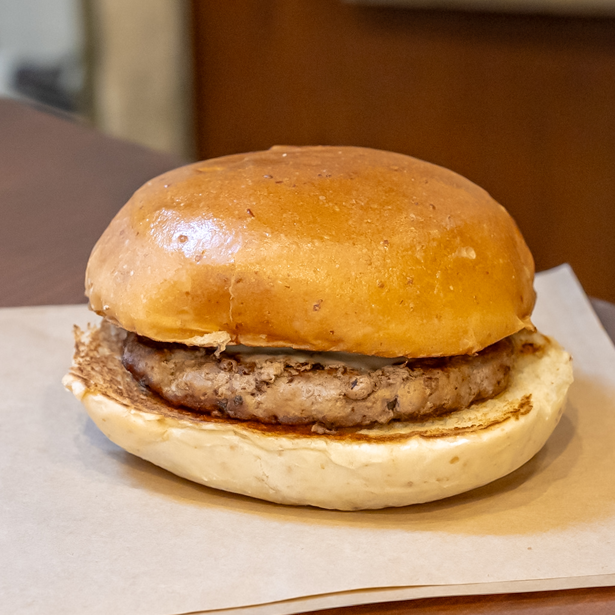 バンズとビーフパティだけのシンプルなジュニアバーガー