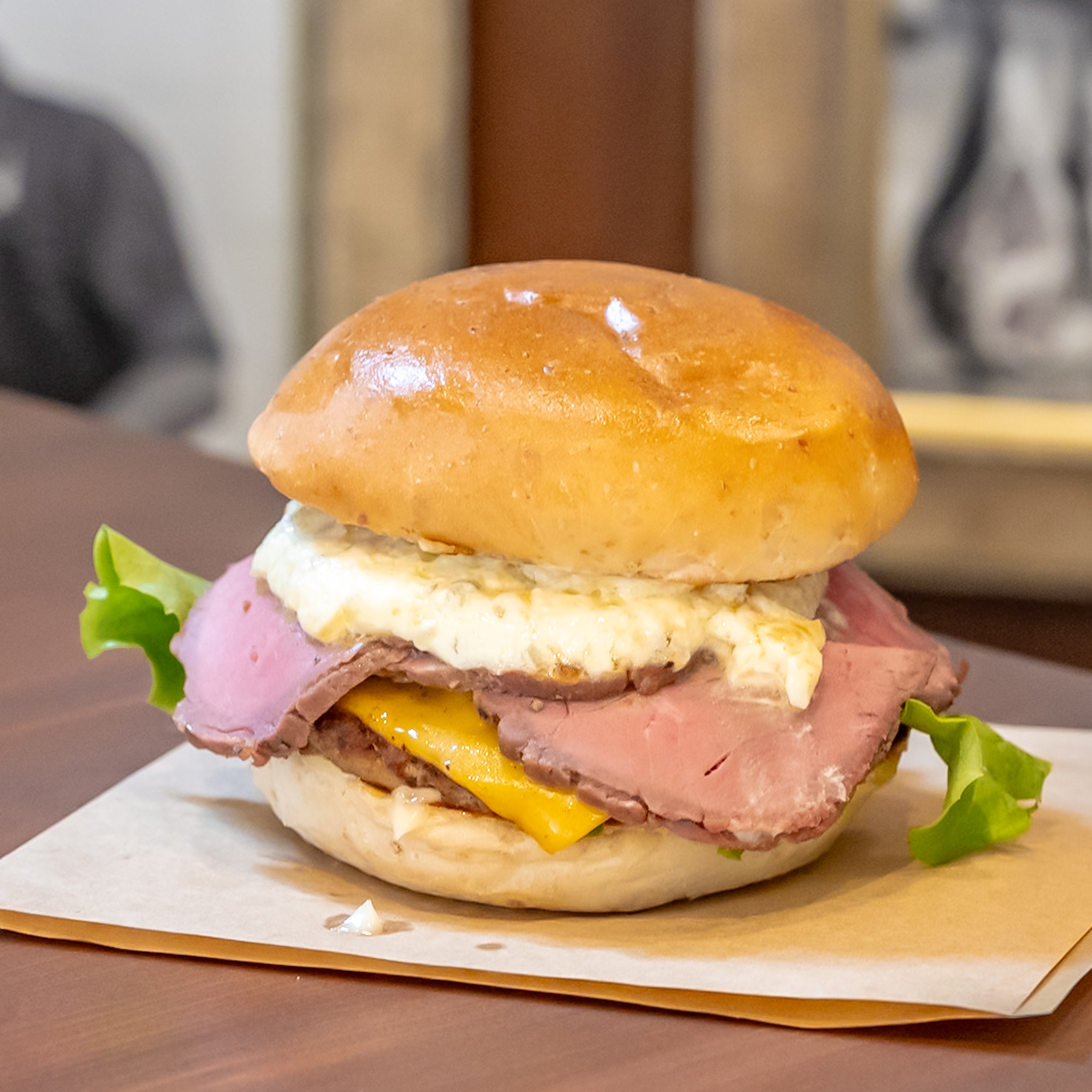 ローストビーフとタルタルチーズをチーズバーガーに重ねたデ フォンテイングリルバーガー