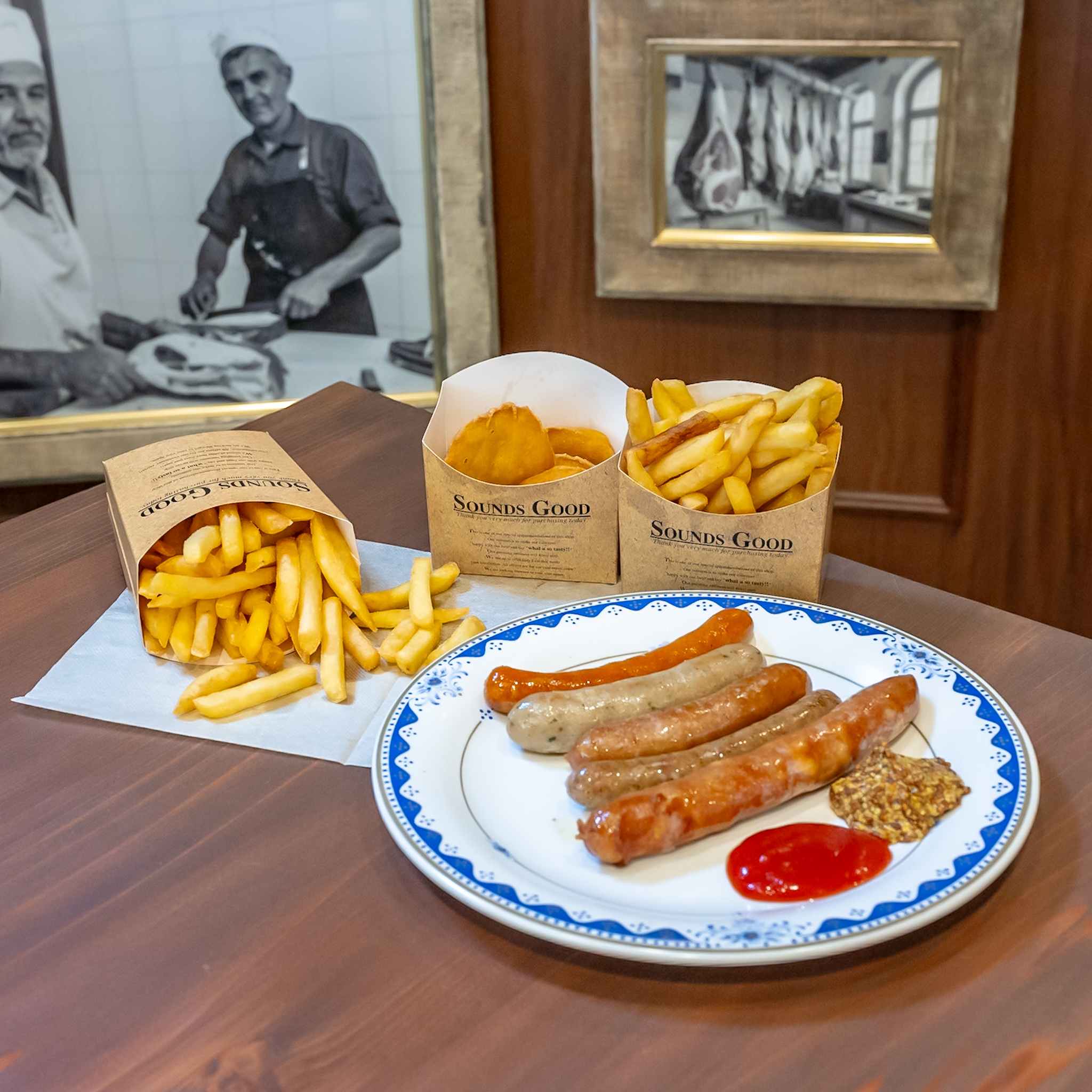 ソーセージ盛り合わせとフライドポテト、チキンナゲットが並ぶテーブル