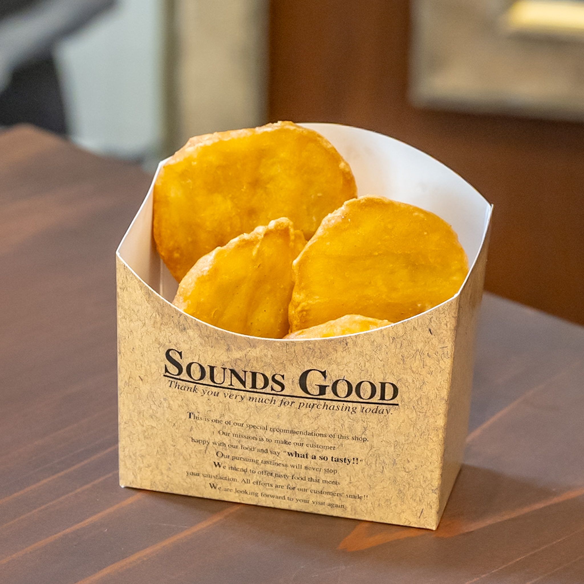 ボックス入りのサクサクのチキンナゲット