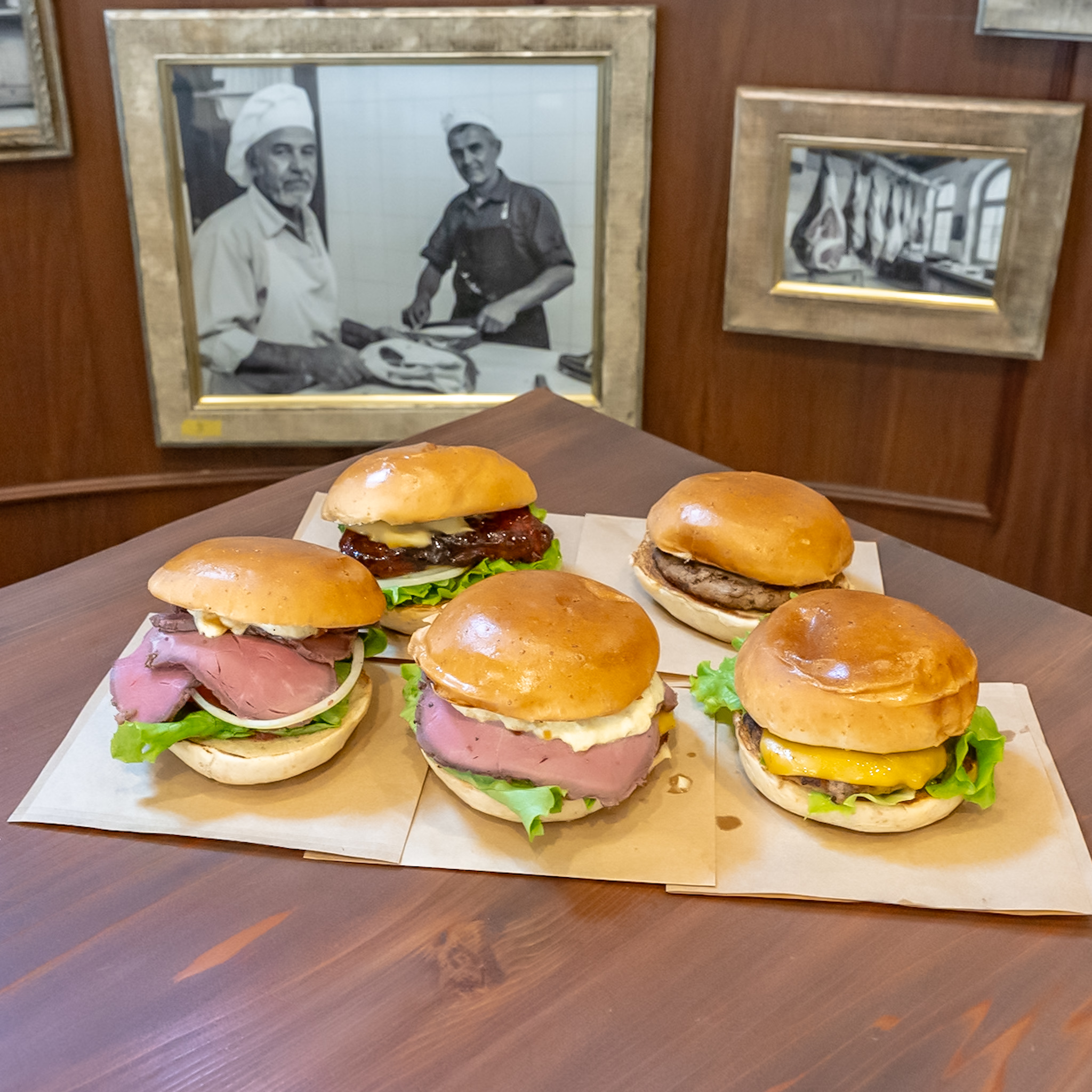 テーブルに勢ぞろいしたデ フォンテイン グリルバーガーのハンバーガー5種