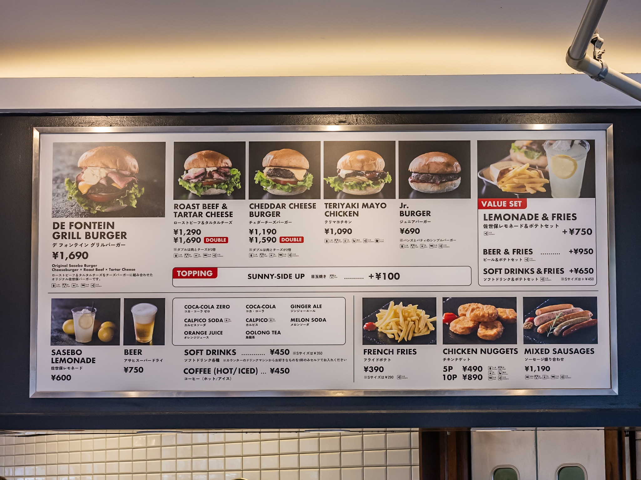 デ フォンテイン グリルバーガーの全メニューが並ぶメニューボード
