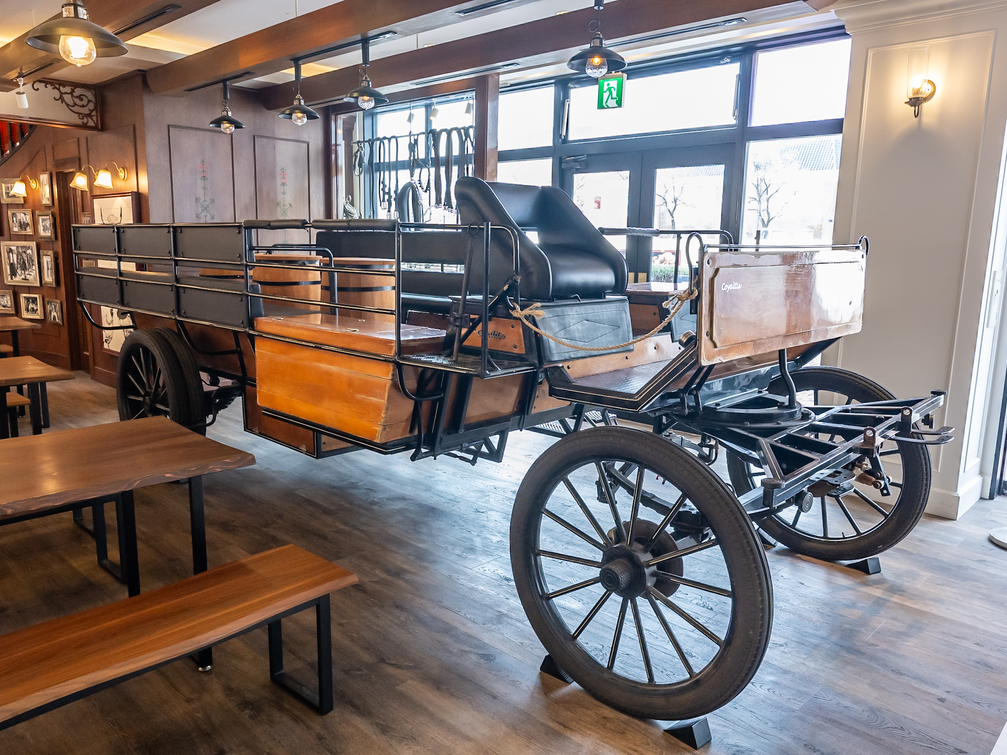 デ フォンテイン グリルバーガーの店内に展示された木製の荷馬車