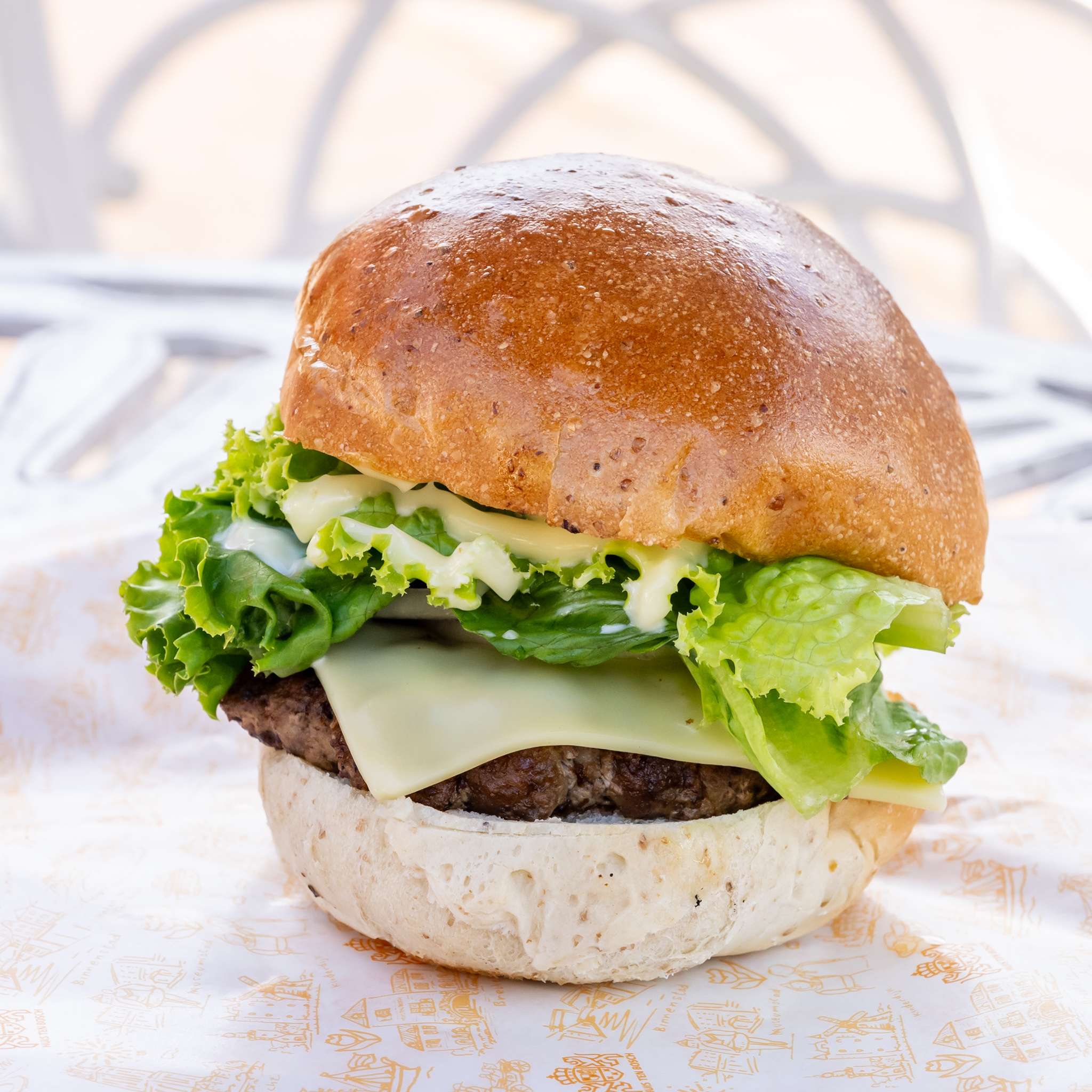 とろけるチーズとレタスをはさんだチーズバーガー