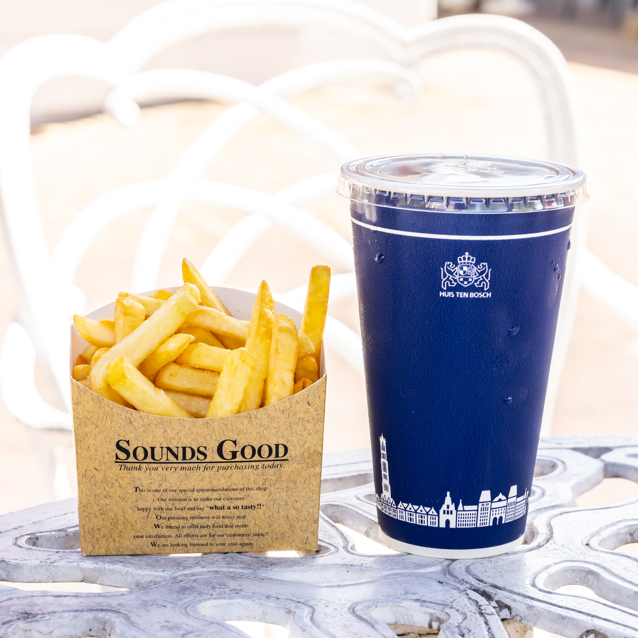 フライドポテトとハウステンボスのロゴ入りドリンクカップ