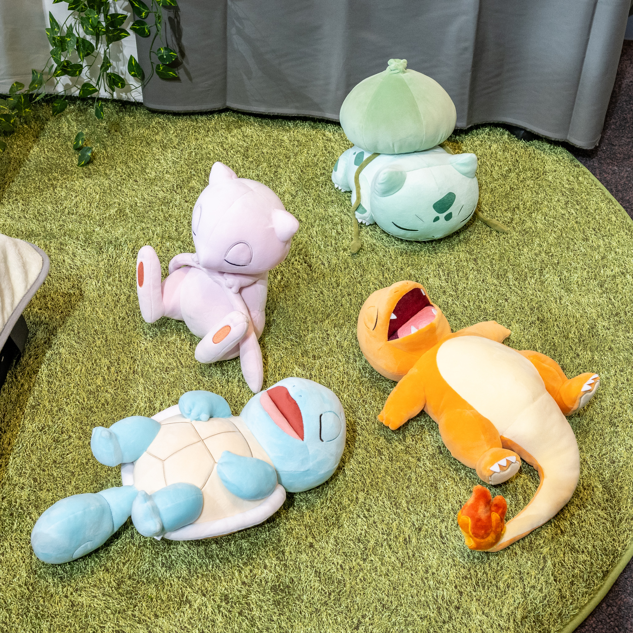 ステッカーやぬいぐるみにミュウ探しも勢ぞろい！ポケモンセンター