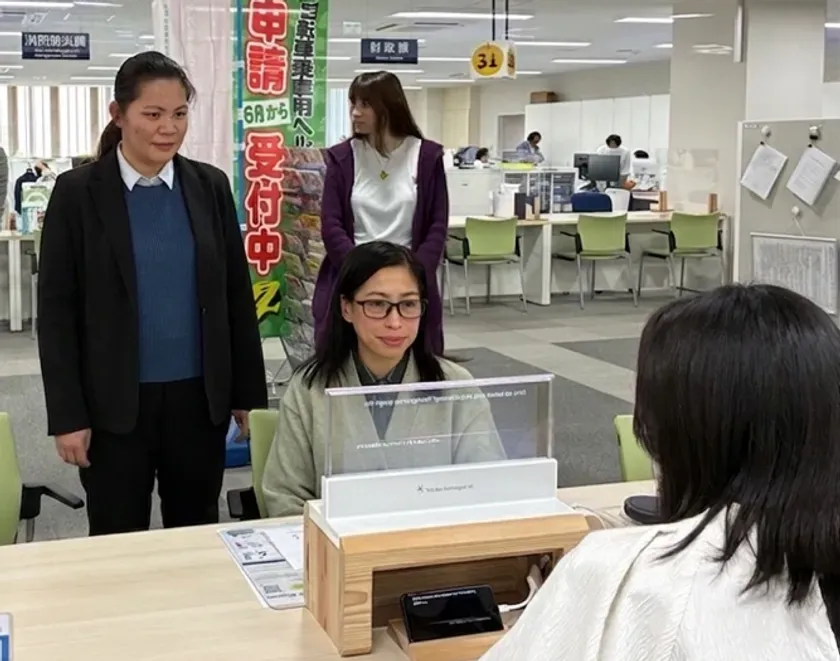 窓口で翻訳機を利用する様子