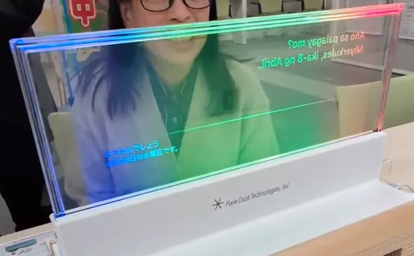 透明画面に多言語を表示する翻訳機