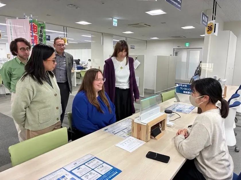 窓口での透明ディスプレイ型翻訳機の利用