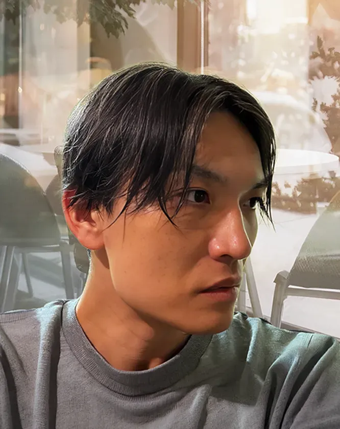 カフェで撮影した男性のポートレート