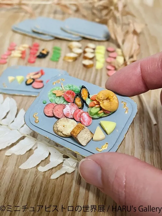 小さなプレートに前菜を盛り付けたHARU's Galleryのグッズ