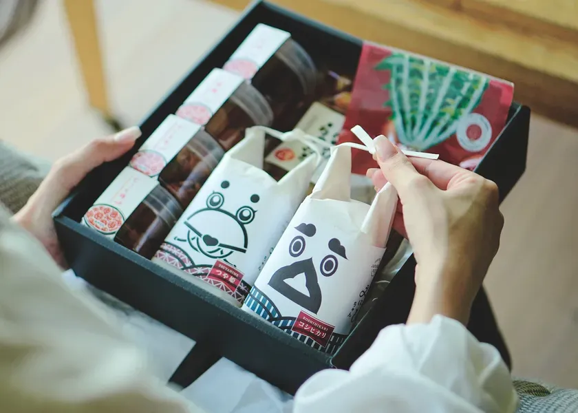 食品を詰め合わせたギフトボックス