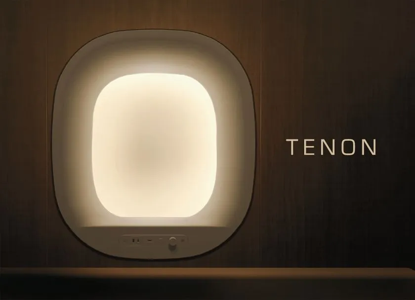 濃い木目の壁に、発光する角丸四角形の窓風照明を備えた「TENON」カプセルベッドの正面イメージ