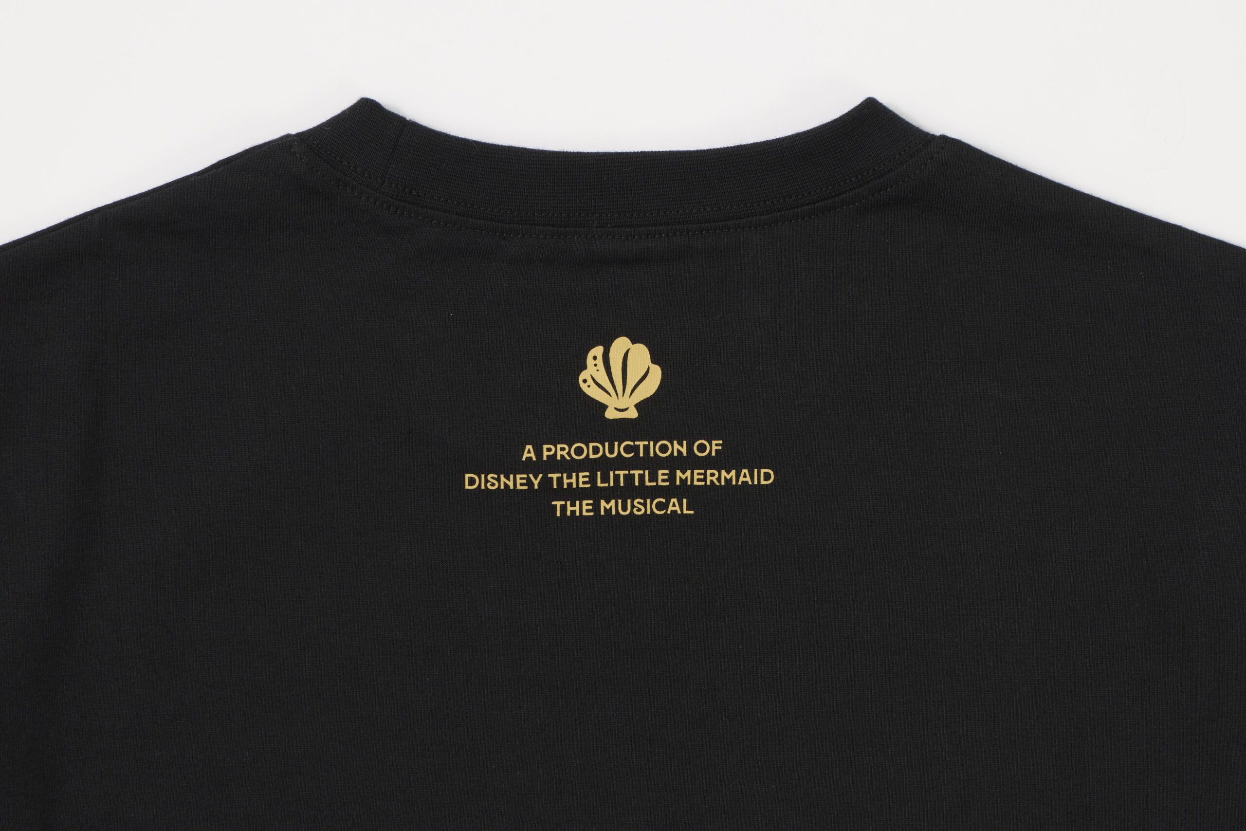 「Tシャツ（定番）」背面の公演クレジット