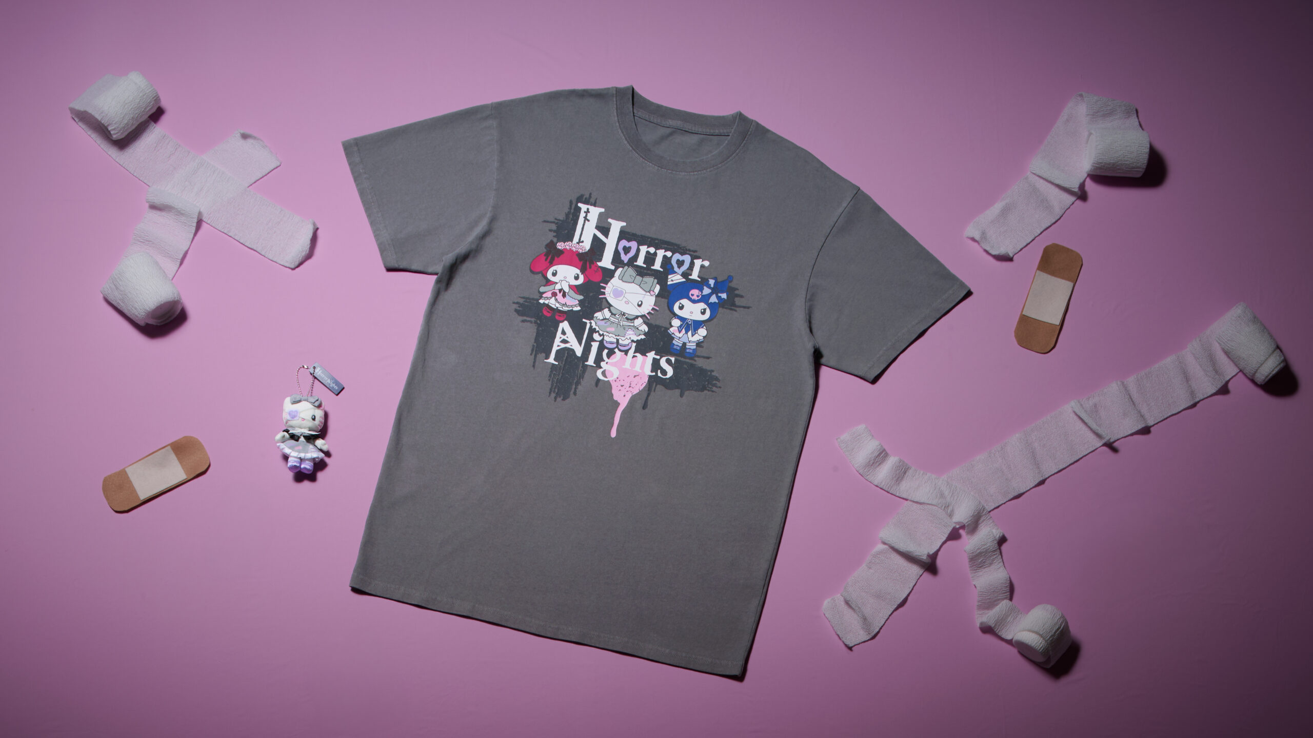 ハローキティ・マイメロディ・クロミのHorror NightsグレーTシャツと、ハローキティのマスコットキーチェーン