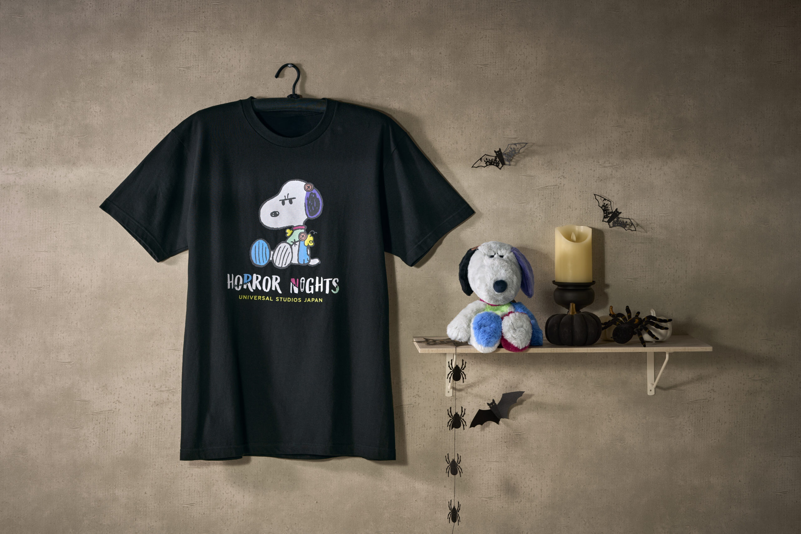 黒Tシャツとスヌーピーのぬいぐるみを並べたスタイリングカット
