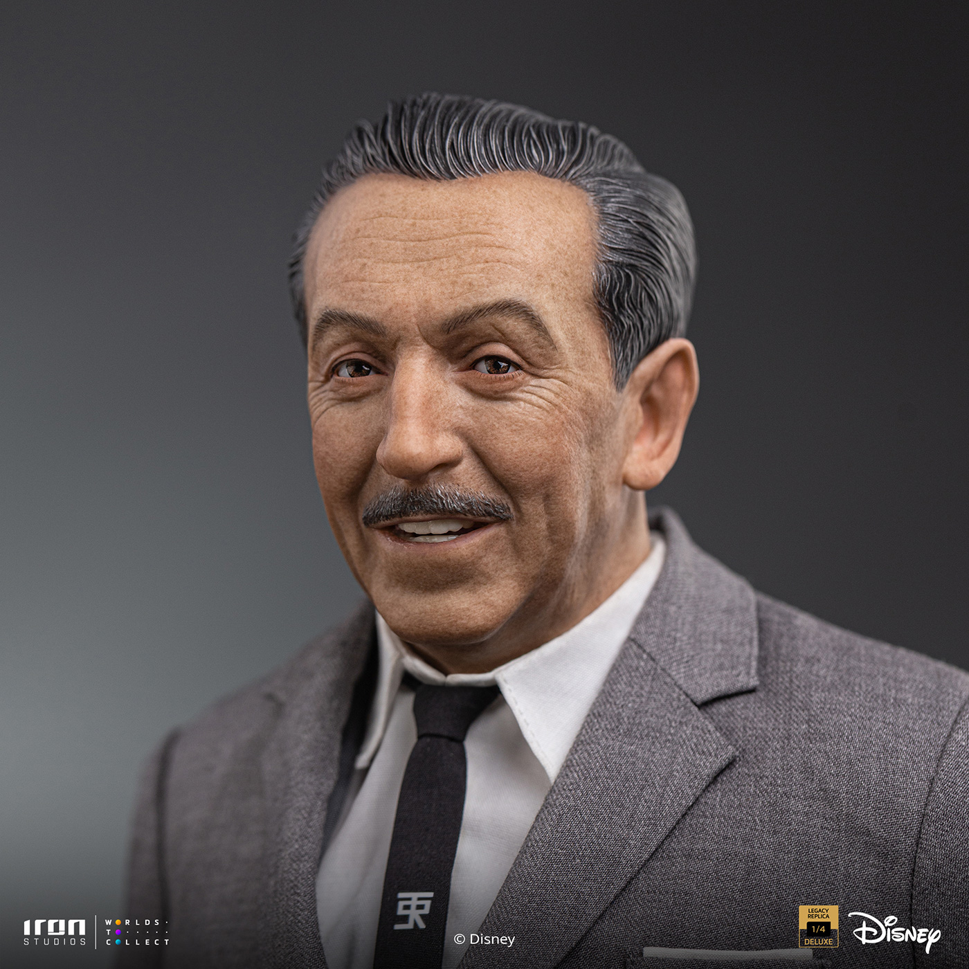 斜めから見たウォルト・ディズニーの顔のアップ