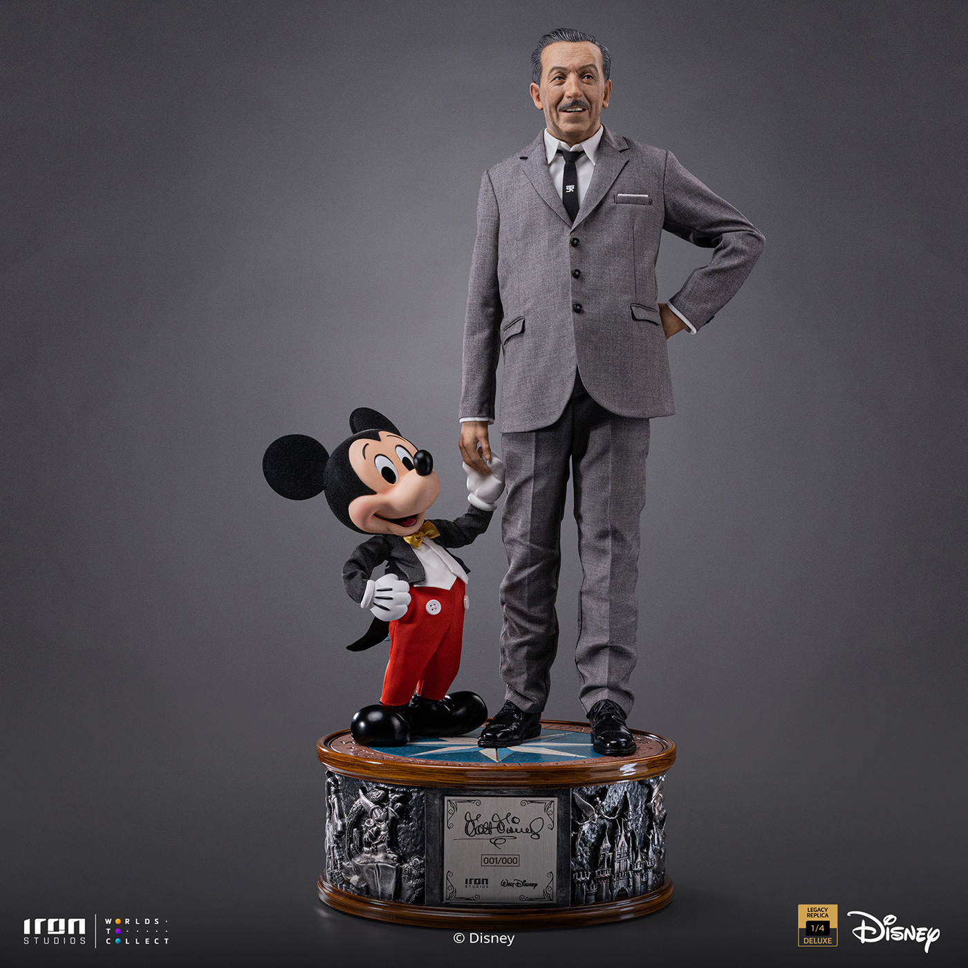 斜め前から見たウォルト・ディズニーと「ミッキーマウス」のスタチュー