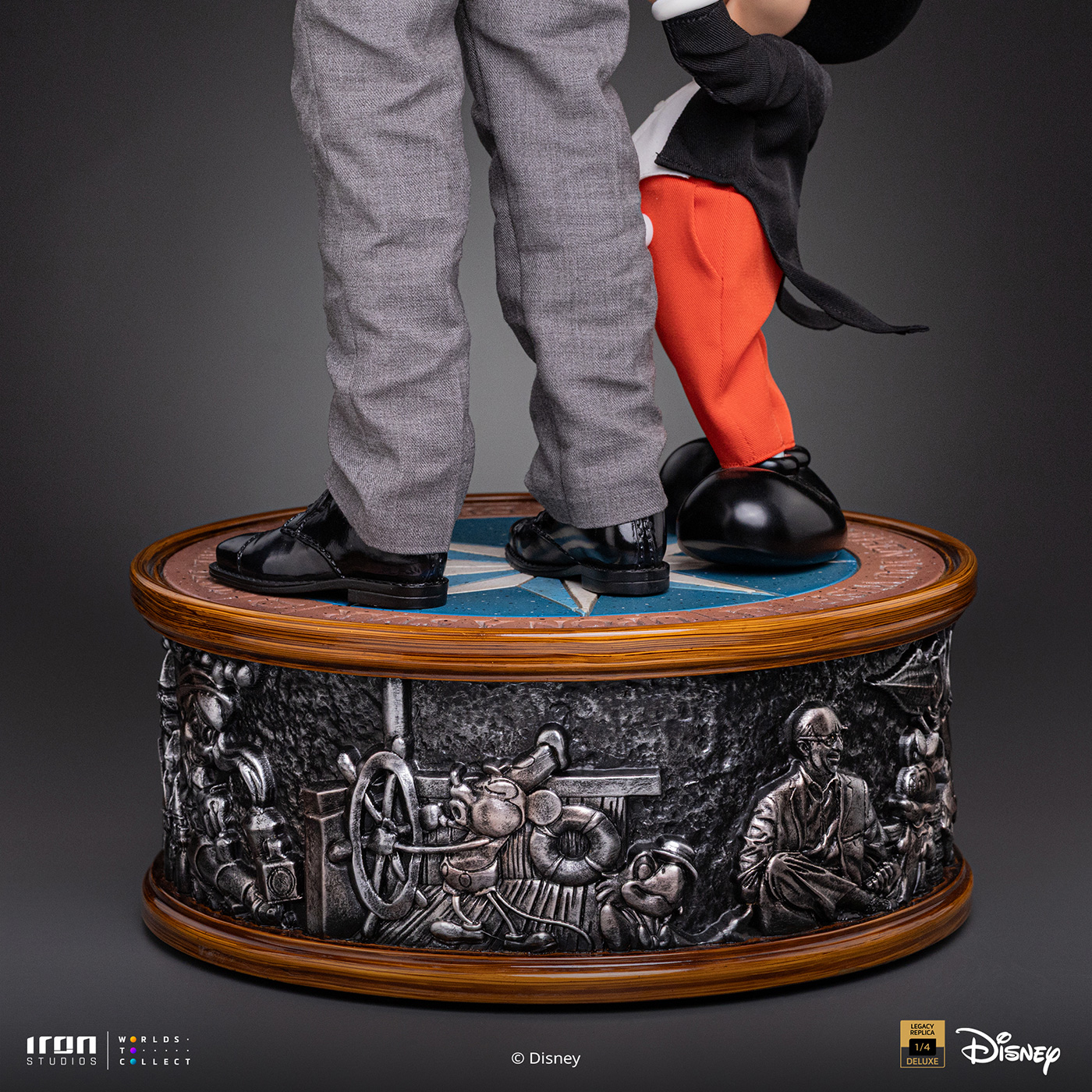ロイ・ディズニーと「ミニーマウス」を刻んだ台座レリーフ