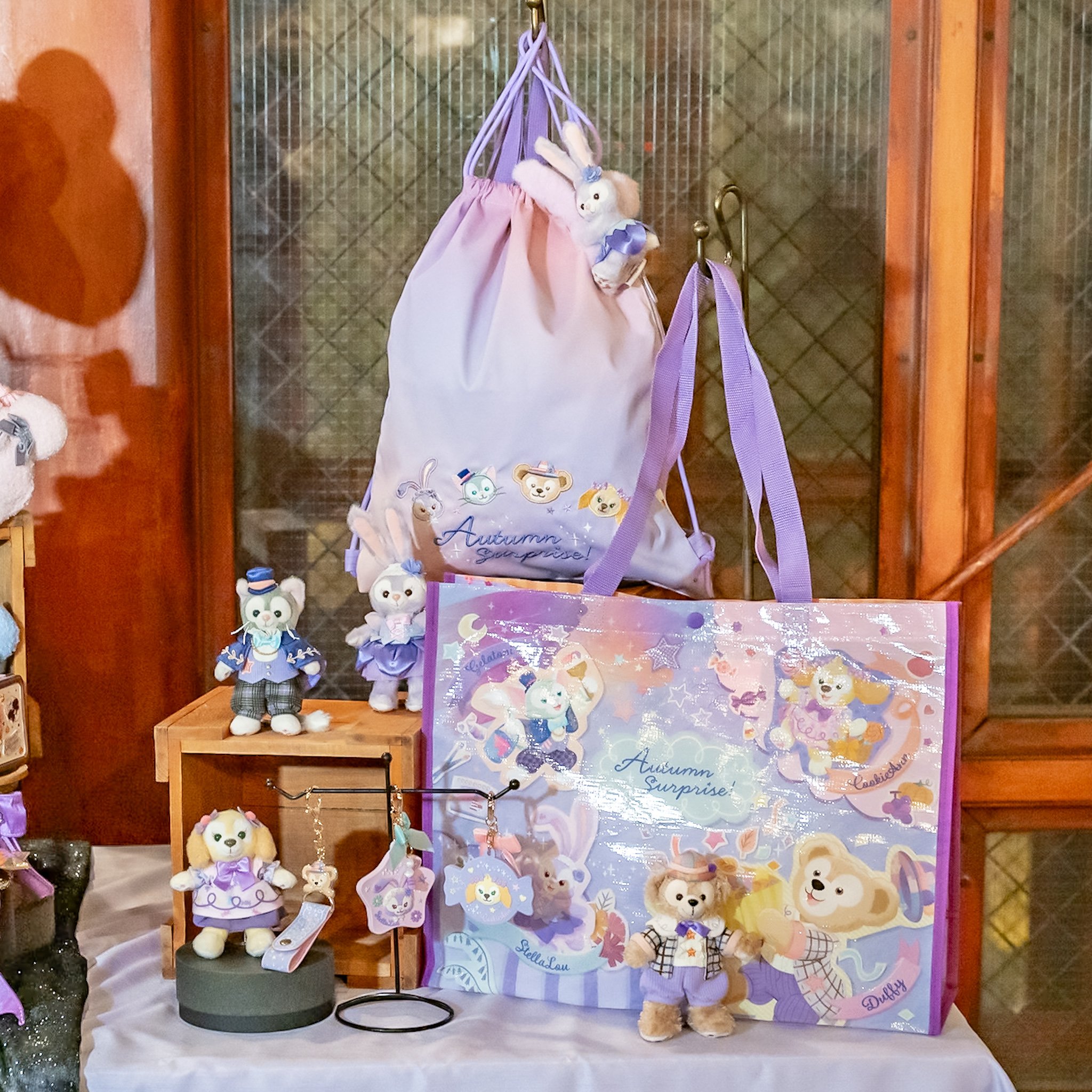 M パーカー　ジェラトーニ　オータムサプライズ　ダッフィー＆フレンズ　ディズニー ジェラトーニのバッグにステラ・ルーのバンスクリップ！東京ディズニー