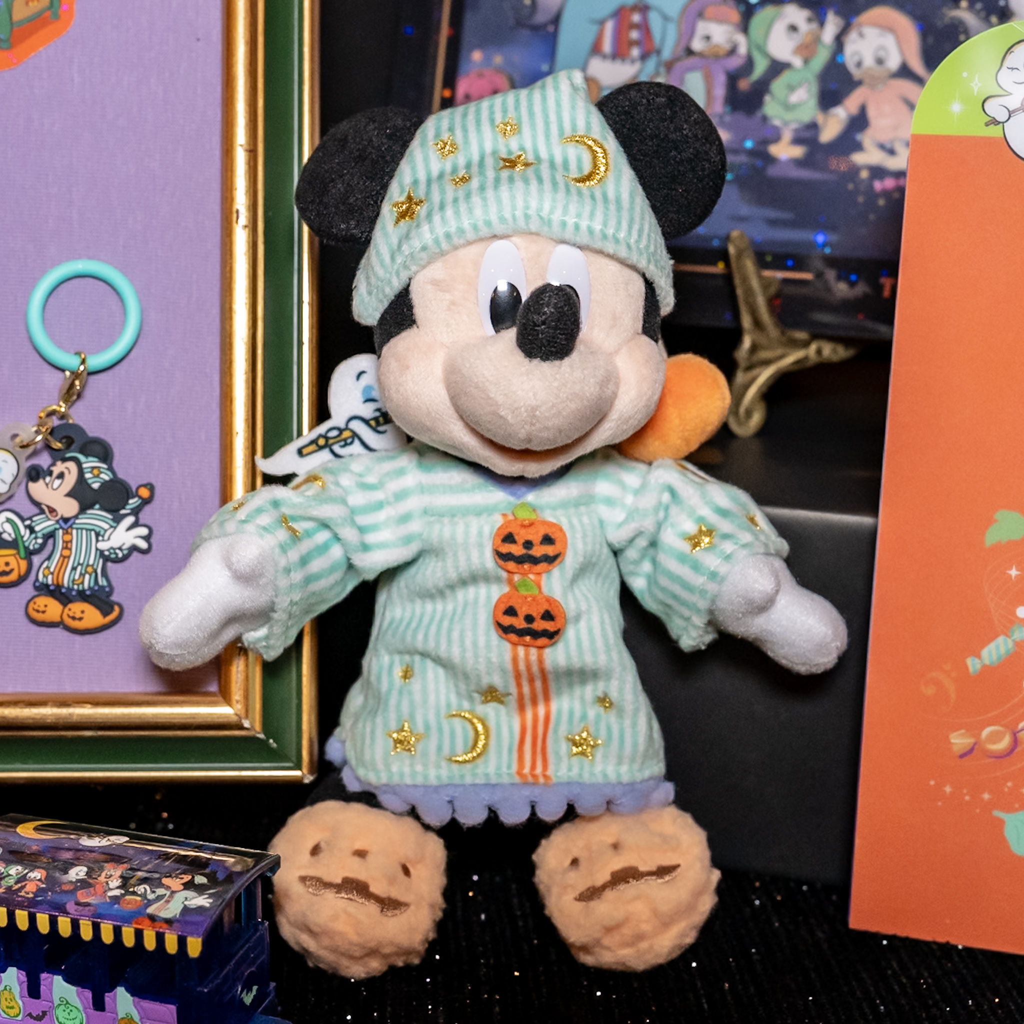 レア‼️非売品ミッキーマウス ハロウィン缶バッジとキーホルダーセット パジャマ姿のミッキーとおばけの楽団！東京ディズニーリゾート