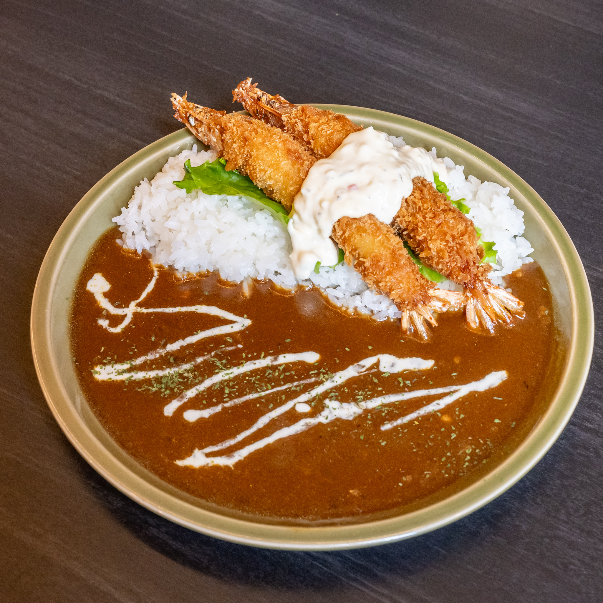特大のエビフライにタルタルソースをかけたレモンタルタルの特大エビフライカレー