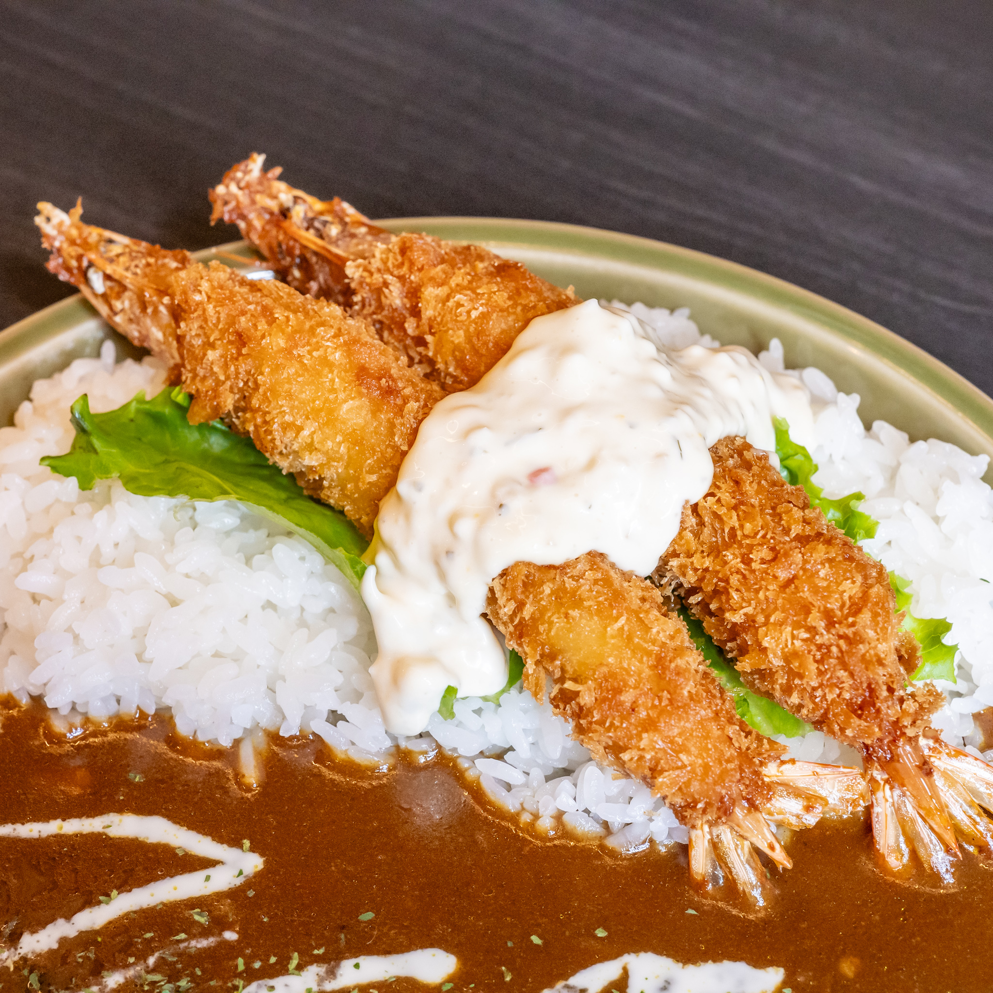 衣がざっくりと立ったエビフライとタルタルソースの寄り
