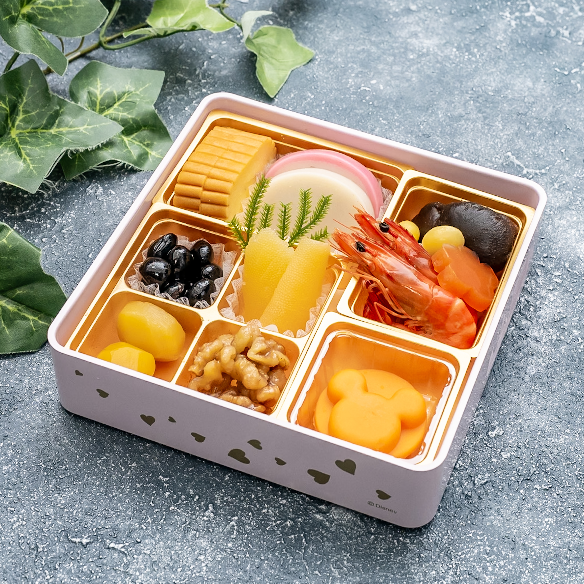 実食レポ】2027年はミッキー＆フレンズがかわいくポーズ！紀文「おせち