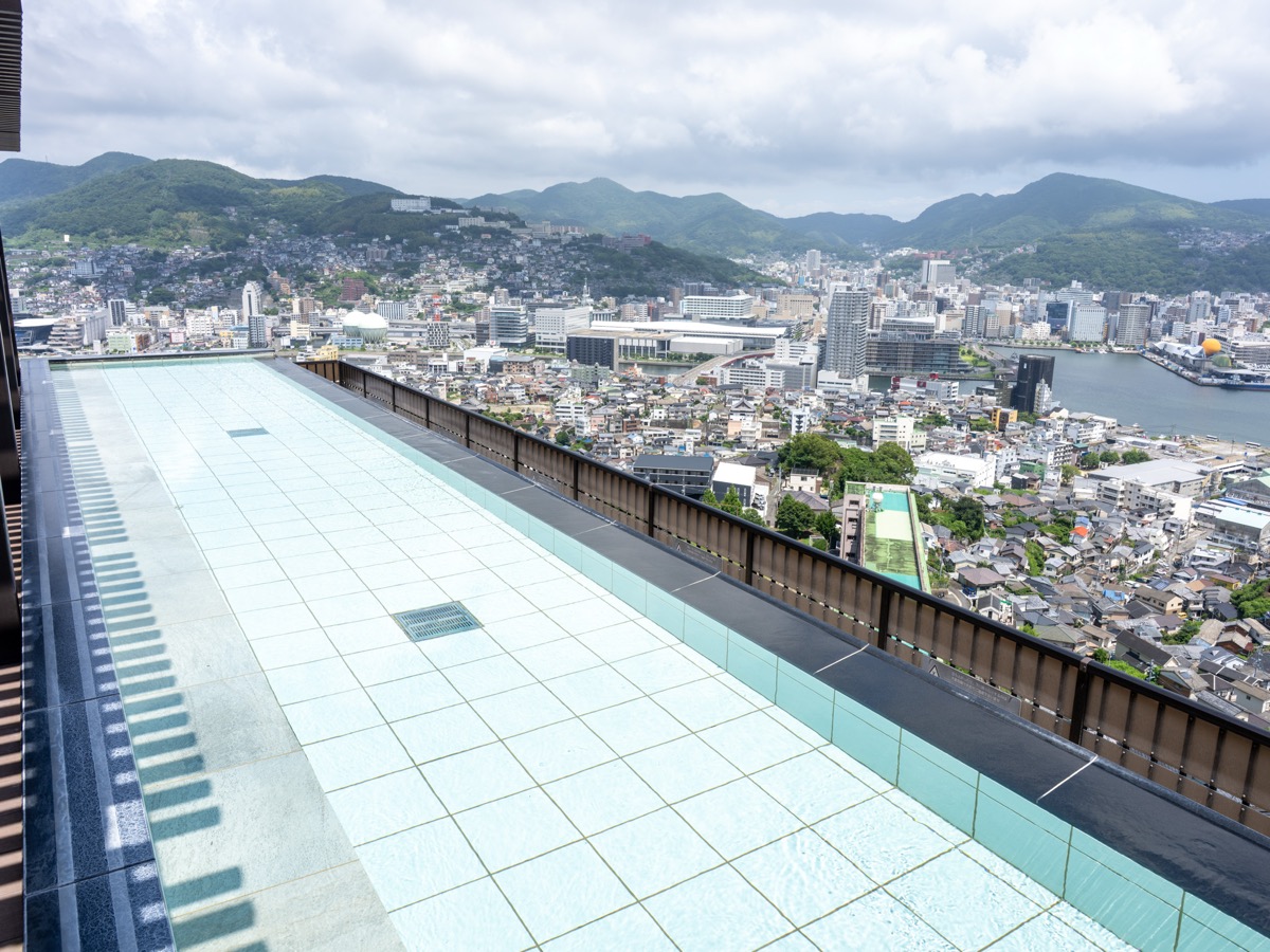 最上階の露天風呂から望む長崎の街並み